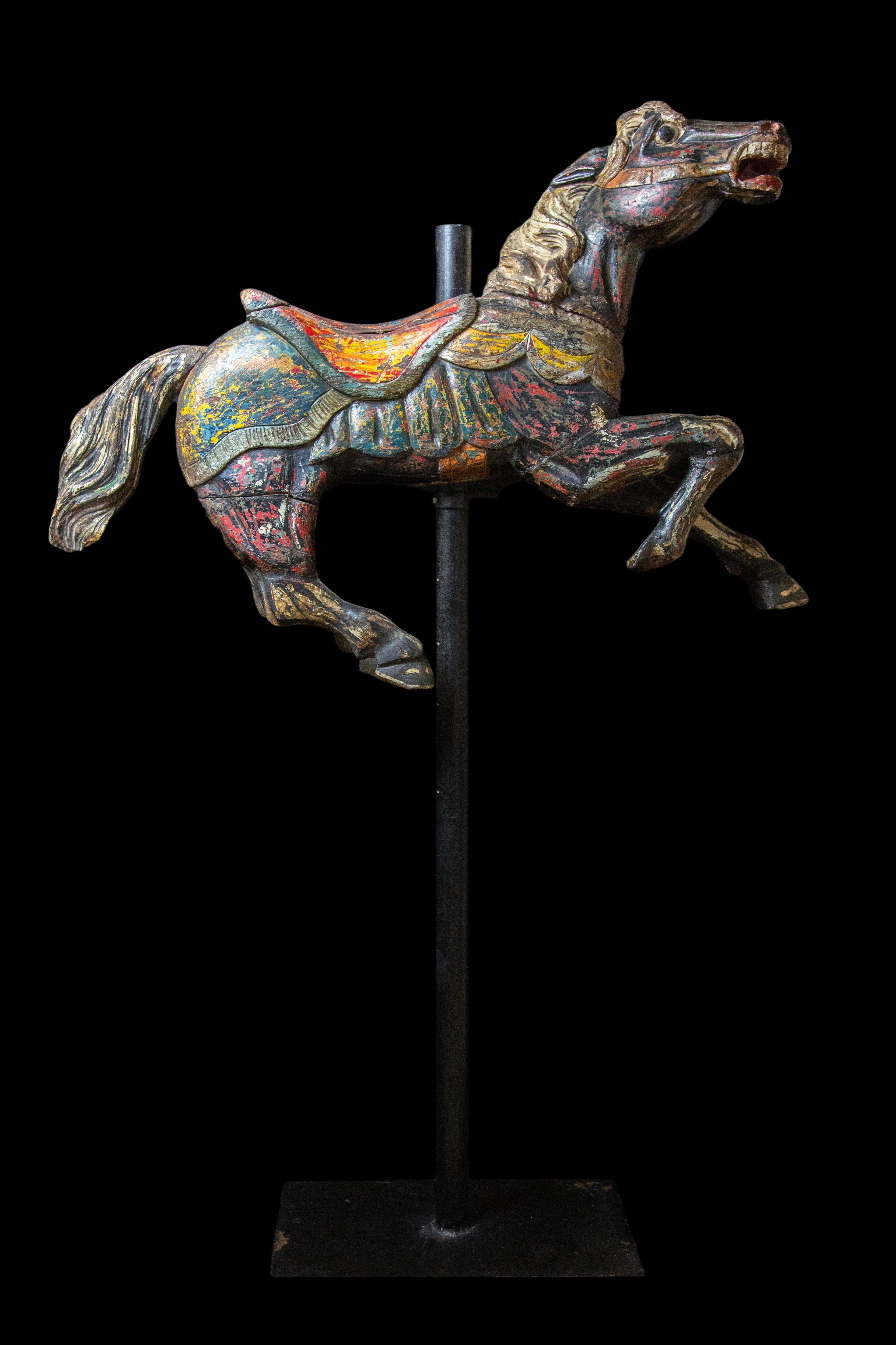 Cheval de carrousel pour enfants en bois sculpté et décoré à la peinture :

Monté sur une base métallique

Mesures : 13