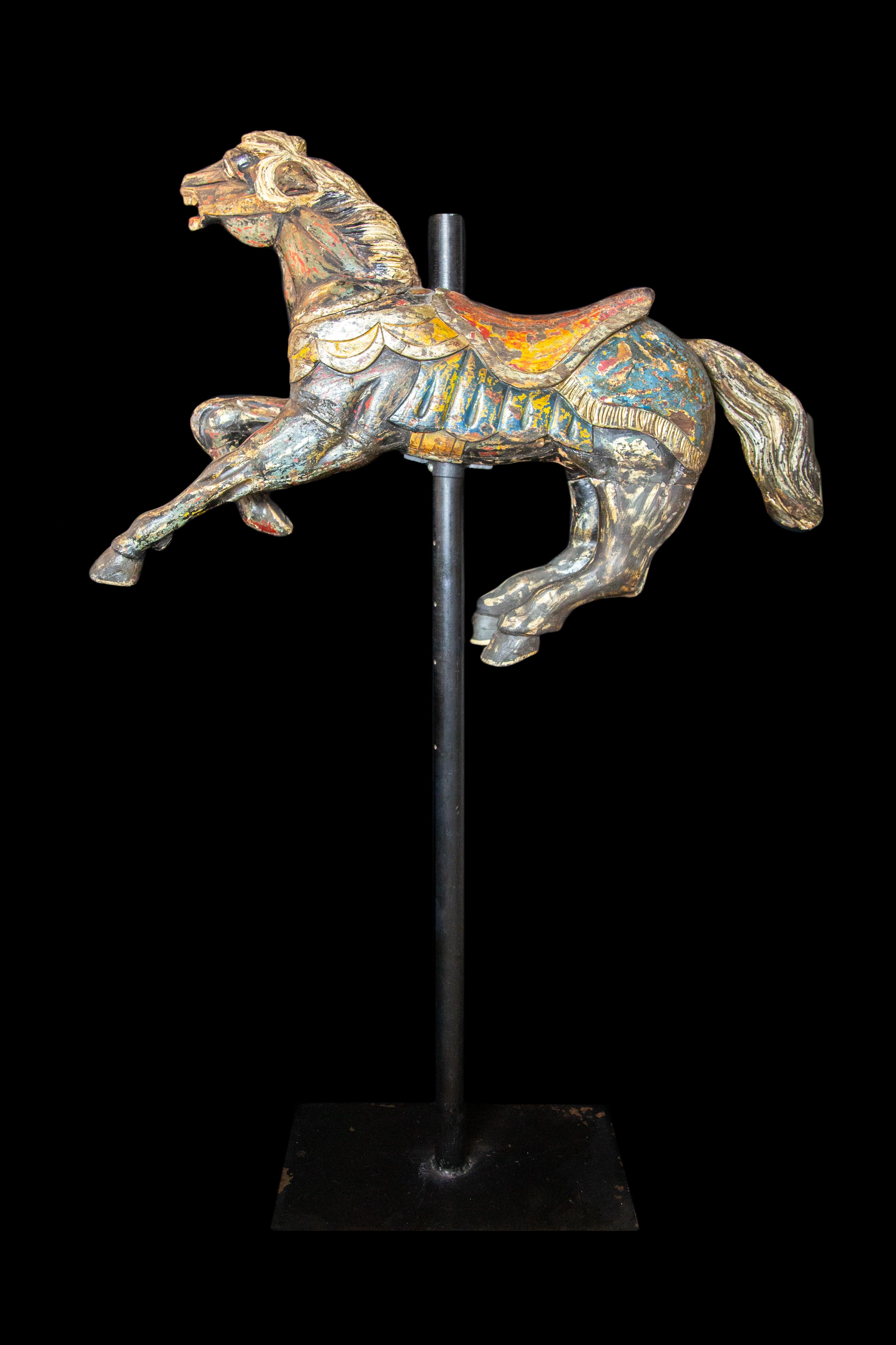 Americana Folk-Art geschnitzt und Farbe dekoriert Holz Karussell Pferd im Zustand „Gut“ im Angebot in New York, NY