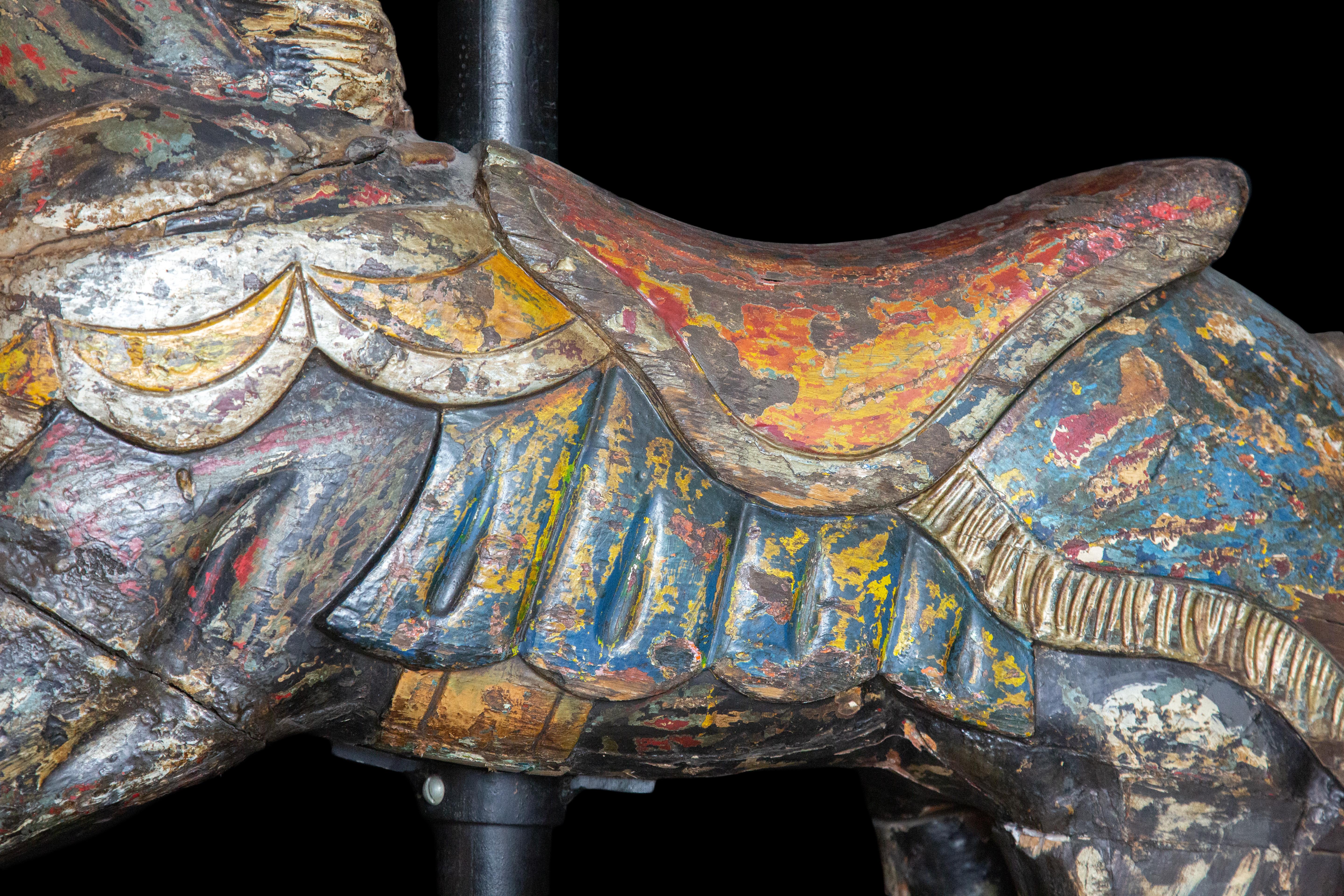 Americana Folk-Art geschnitzt und Farbe dekoriert Holz Karussell Pferd (19. Jahrhundert) im Angebot