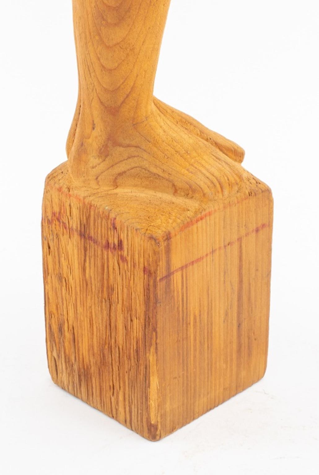 Sculpture en bois d'un homme nu - Art populaire américain en vente 3