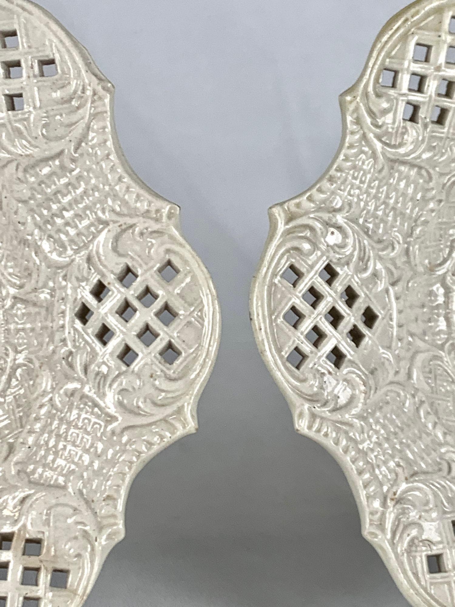 Americana Pair Antique English White Salt Glazed Stoneware Dishes 18th Century In Excellent Condition For Sale In Katonah, NY