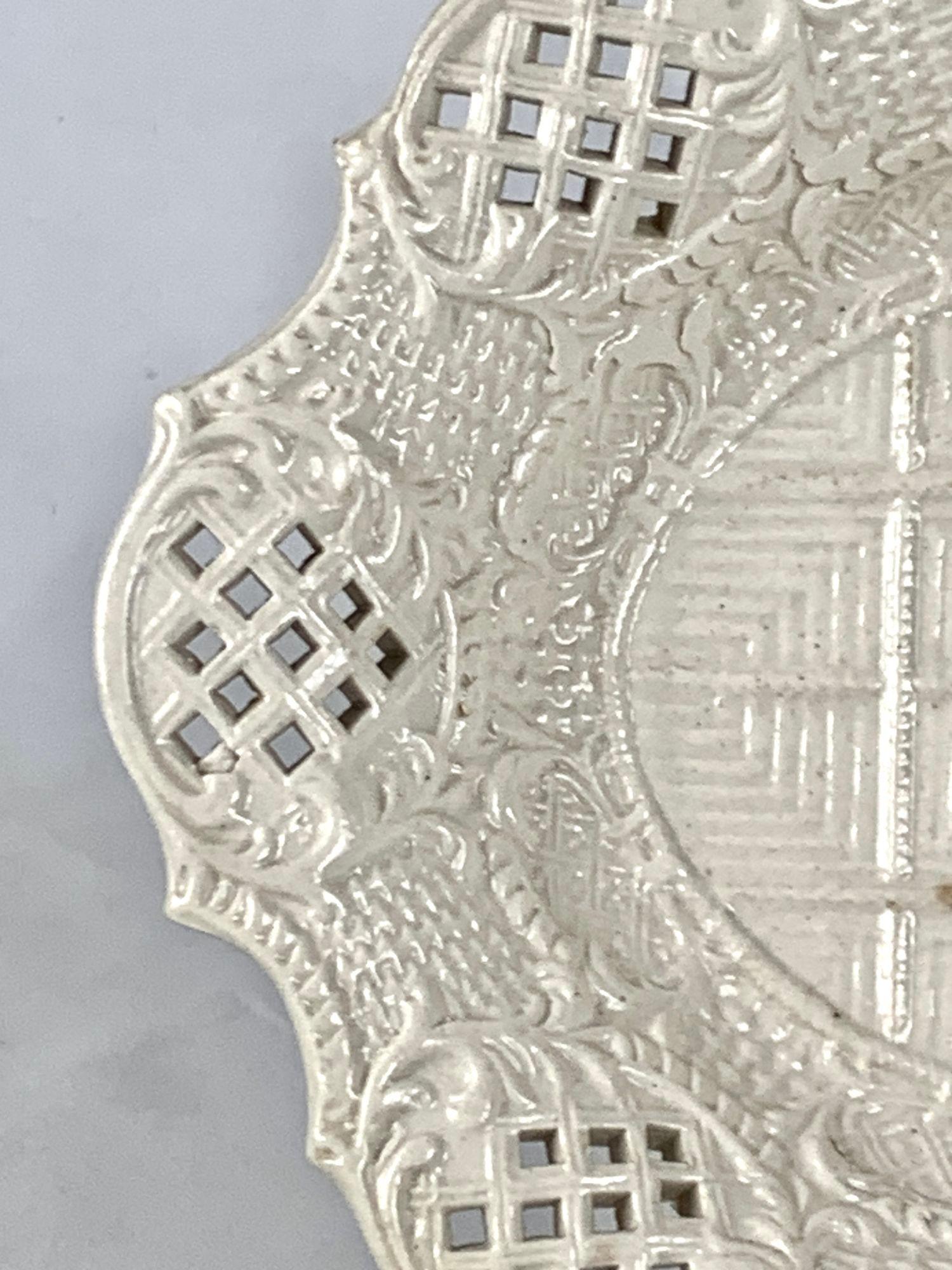 Americana Pair Antique English White Salt Glazed Stoneware Dishes 18th Century For Sale 1