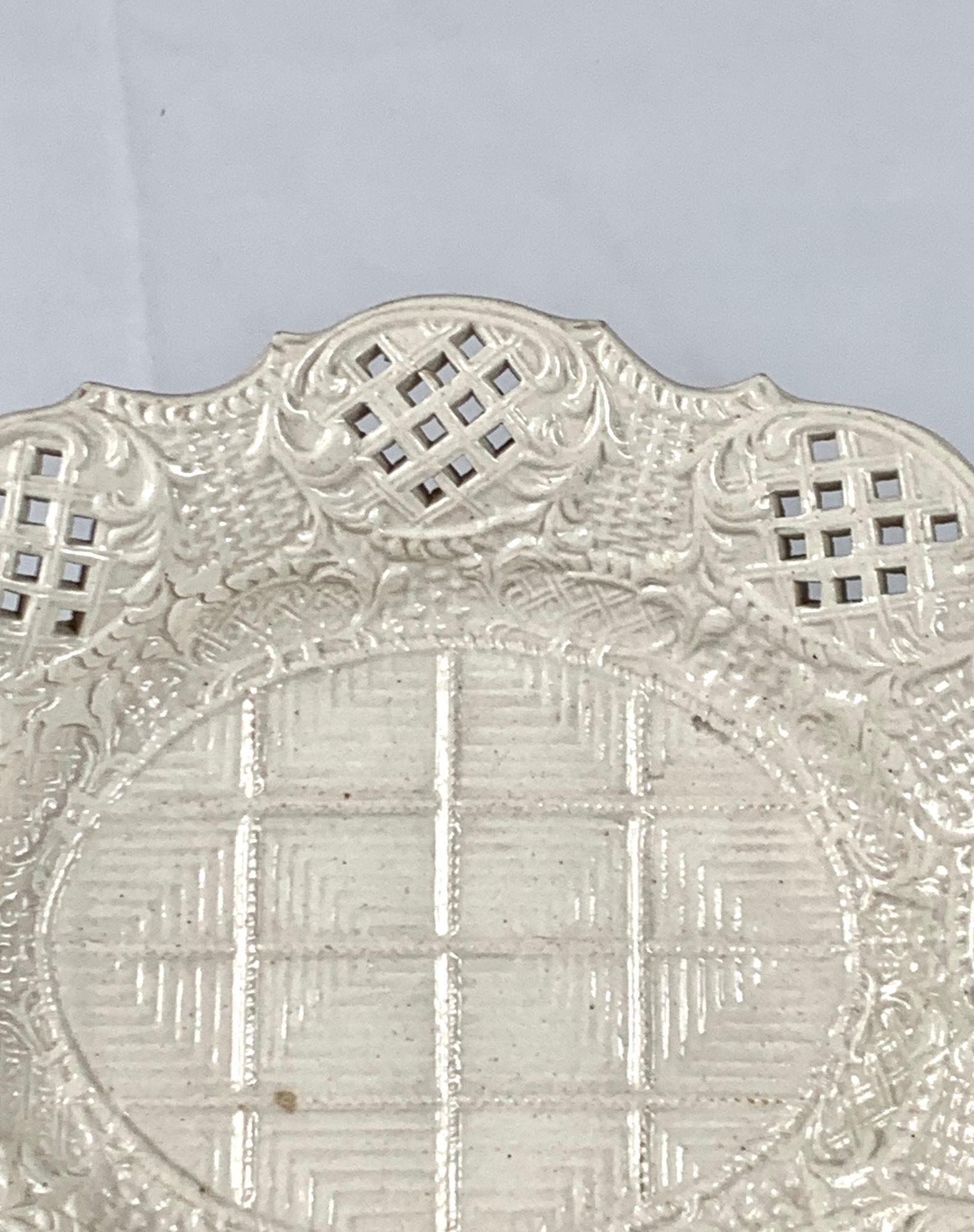 Americana Pair Antique English White Salt Glazed Stoneware Dishes 18th Century For Sale 4