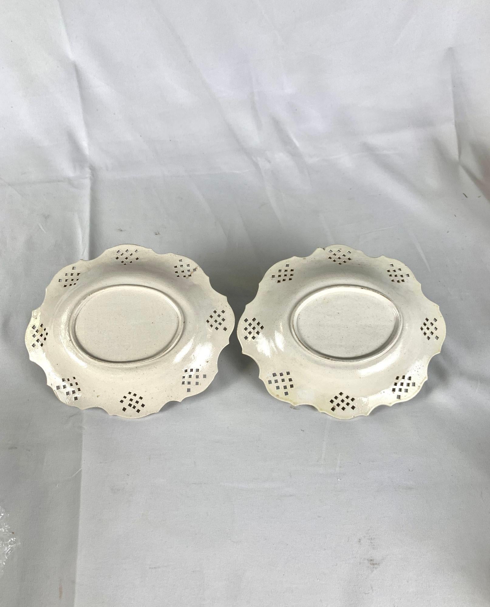 Americana Pair Antique English White Salt Glazed Stoneware Dishes 18th Century For Sale 5