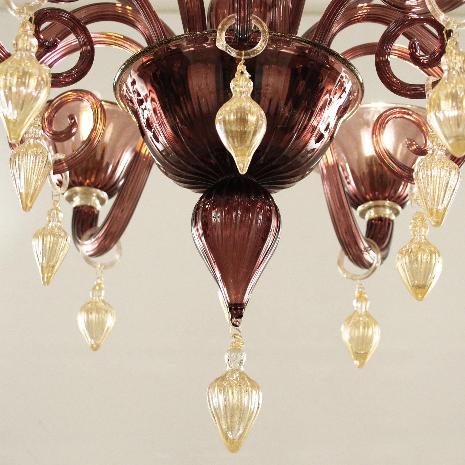 Americano chandelier with 6 lights. Dark amethyst Murano glass, gold pendants. Ivory cotton lampshades by Multiforme

The blown glass chandelier Americano is an elegant and luxurious Murano glass lighting fixture. The texture of the glass surface is