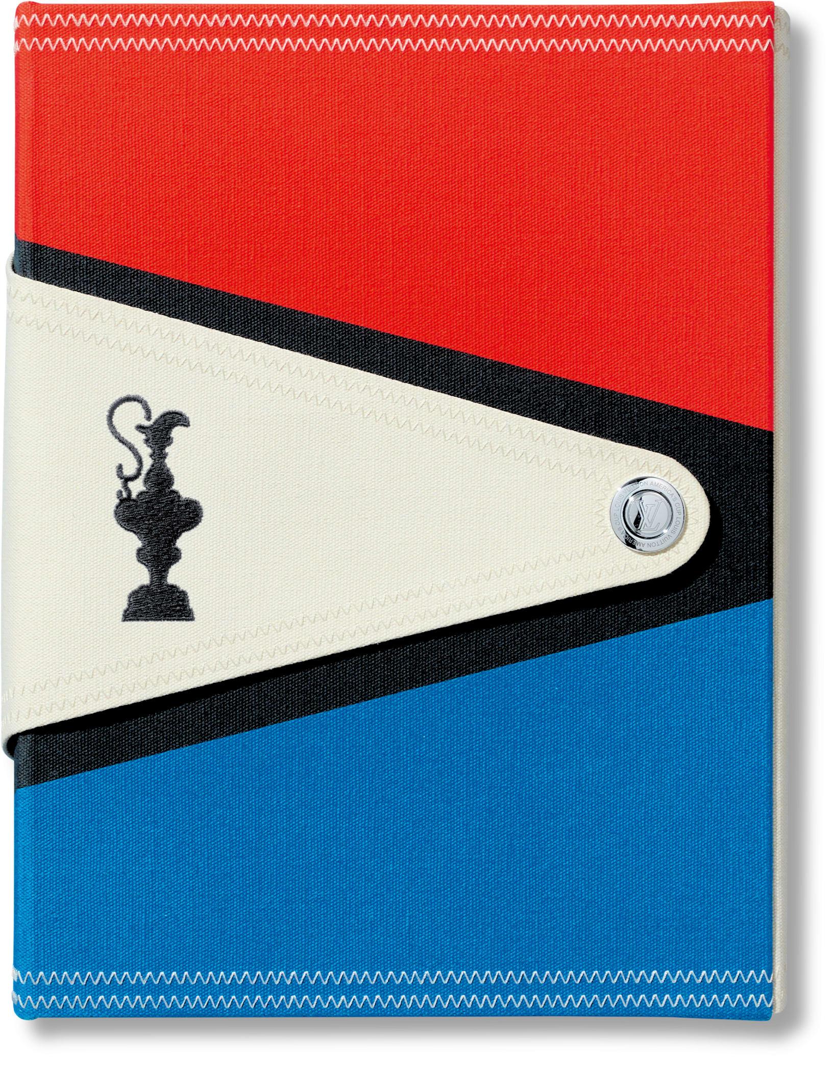 America's Cup.
Edizione di 825 esemplari.
Copertina rigida rilegata in tela di cotone, con chiusura in metallo prodotta da Louis Vuitton, blocco libro con bordi argentati, 12,1 x 16,1 pollici, 16,86 libbre, 564 pagine.

Una celebrazione della