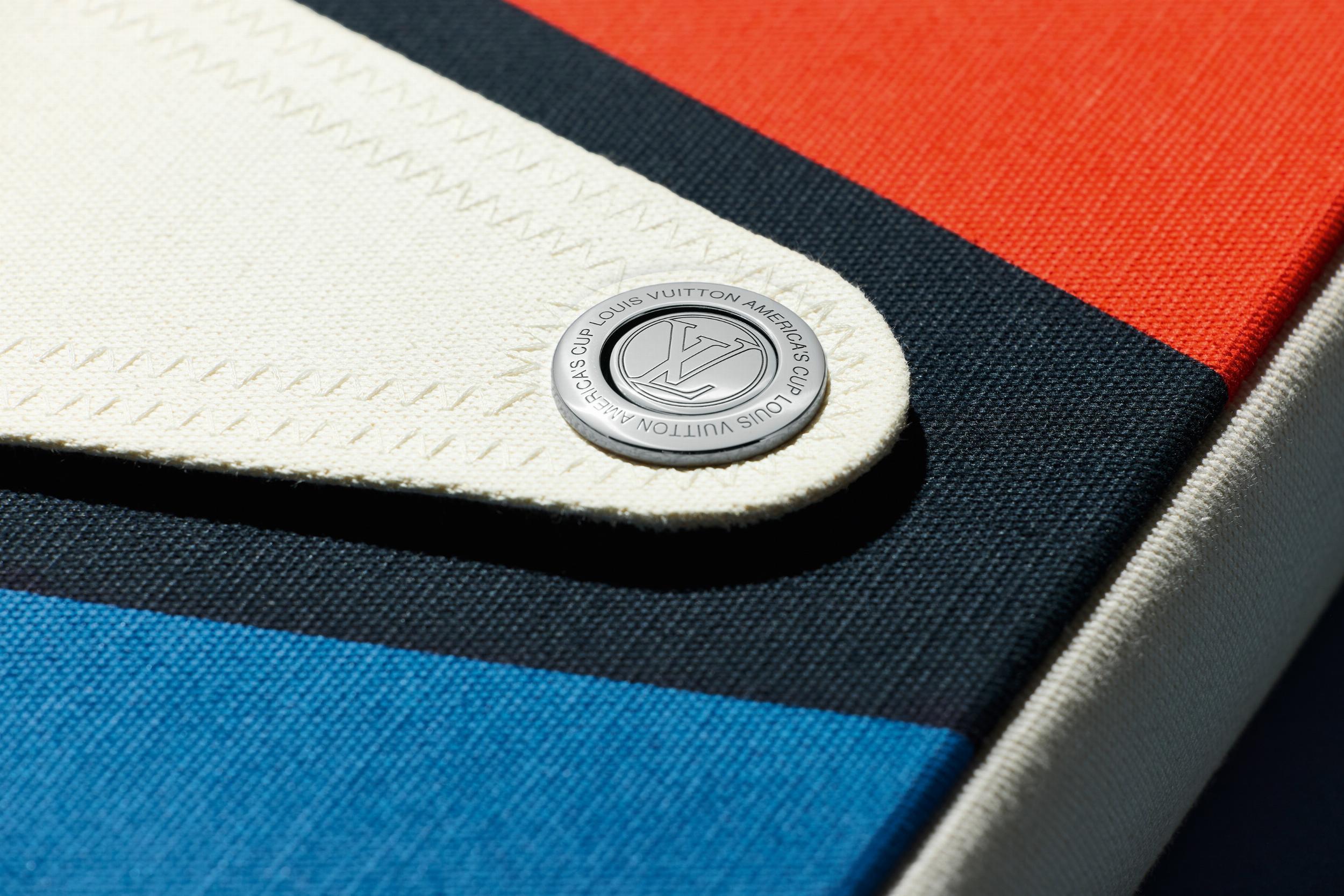 Dorato America's Cup. Libro rilegato, in edizione limitata, disegnato da Marc Newson in vendita