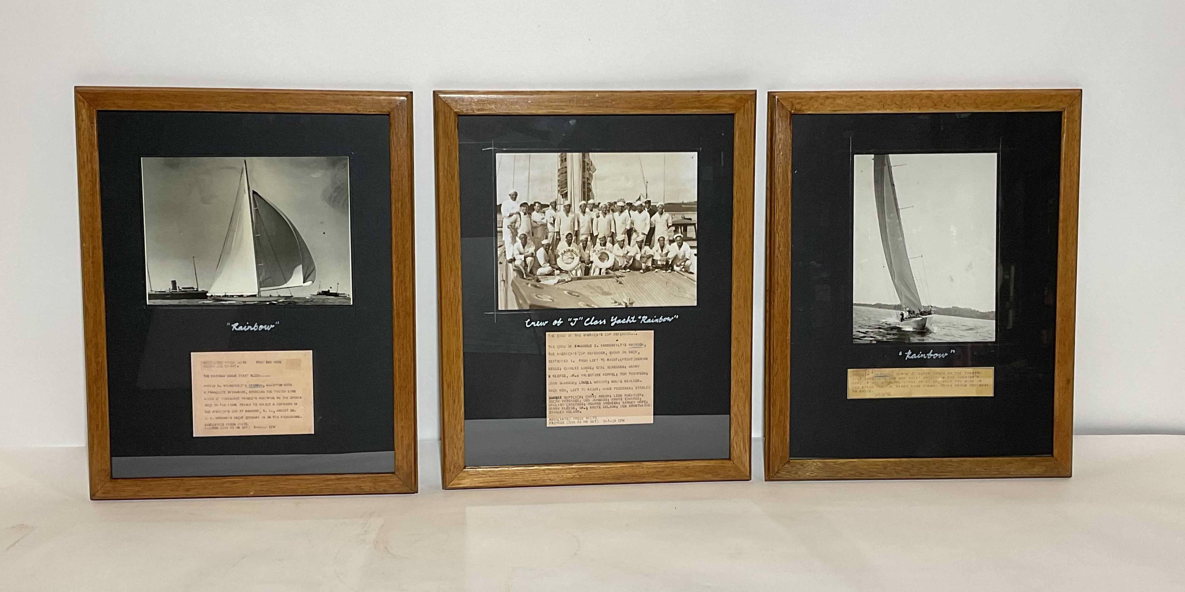 Fabuleux groupe de trois photos originales en noir et blanc montrant le yacht Rainbow de Harold Vanderbilts, qui a participé à la Coupe de l'America en 1934. L'une d'elles montre l'équipage sur le pont. L'équipe comprend Herman Wegge, Charles Lunde,