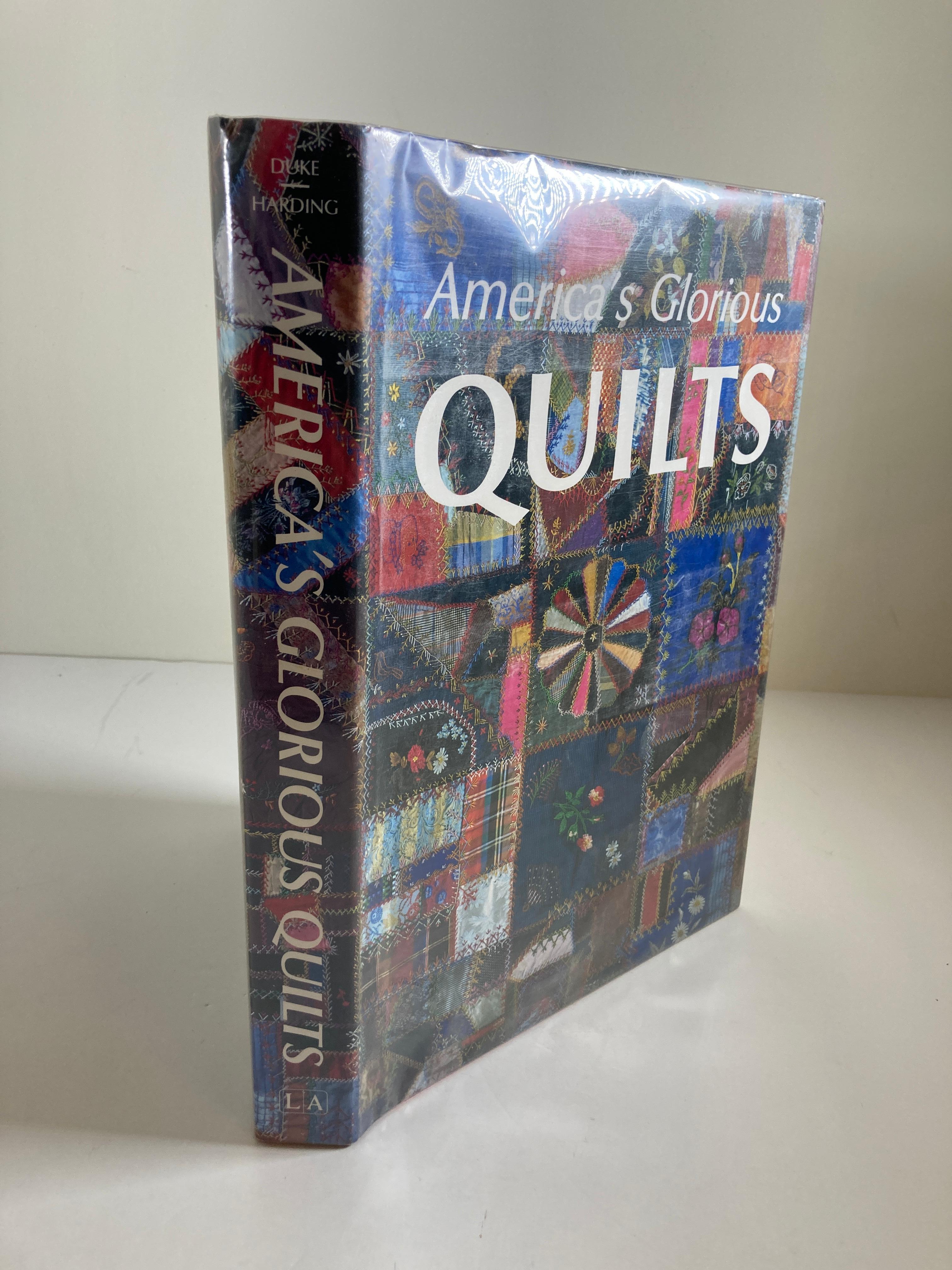 Livre à couverture rigide « America's Glorious Quilts » de Dennis Duke Bon état - En vente à North Hollywood, CA