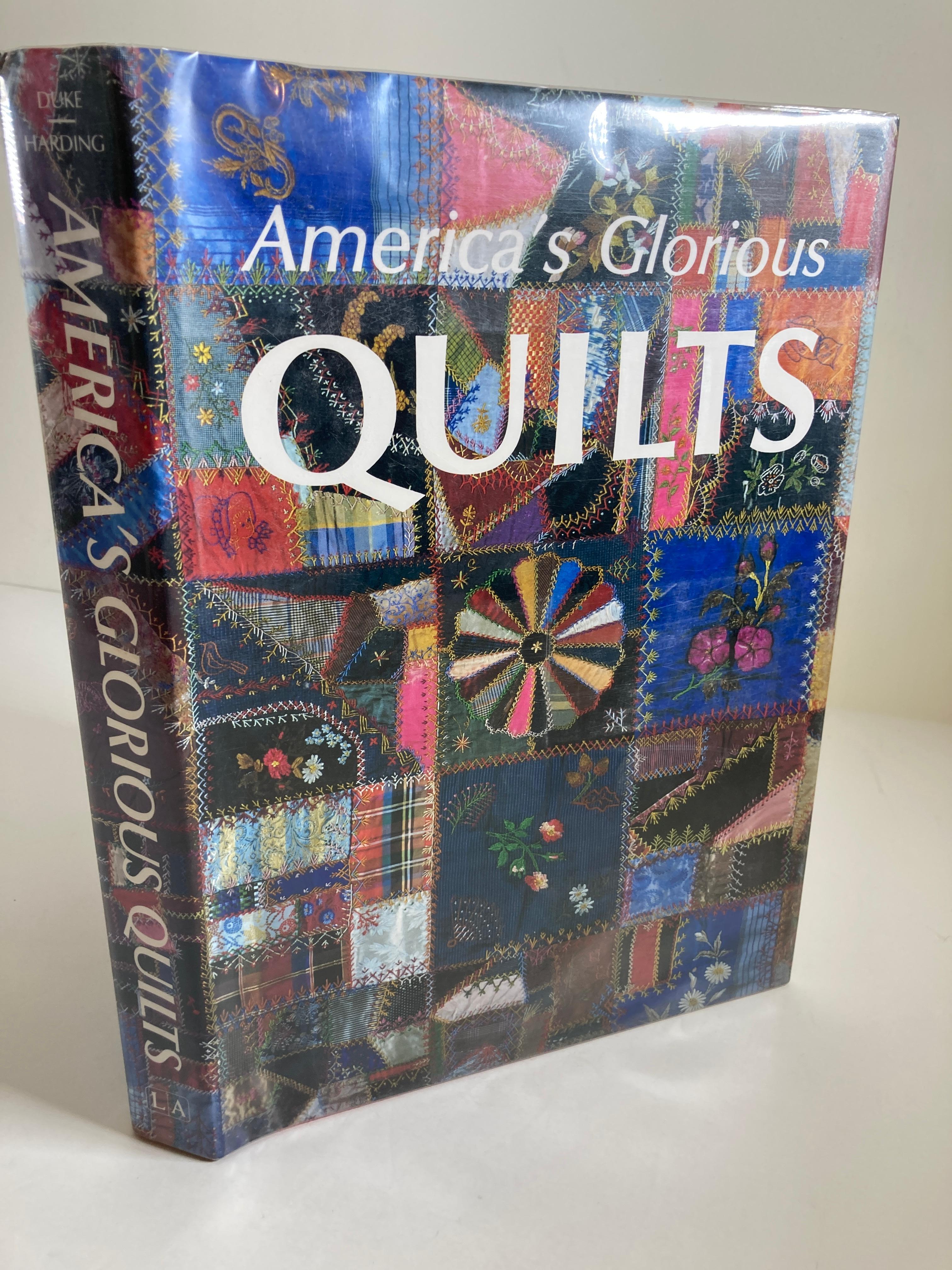 20ième siècle Livre à couverture rigide « America's Glorious Quilts » de Dennis Duke en vente