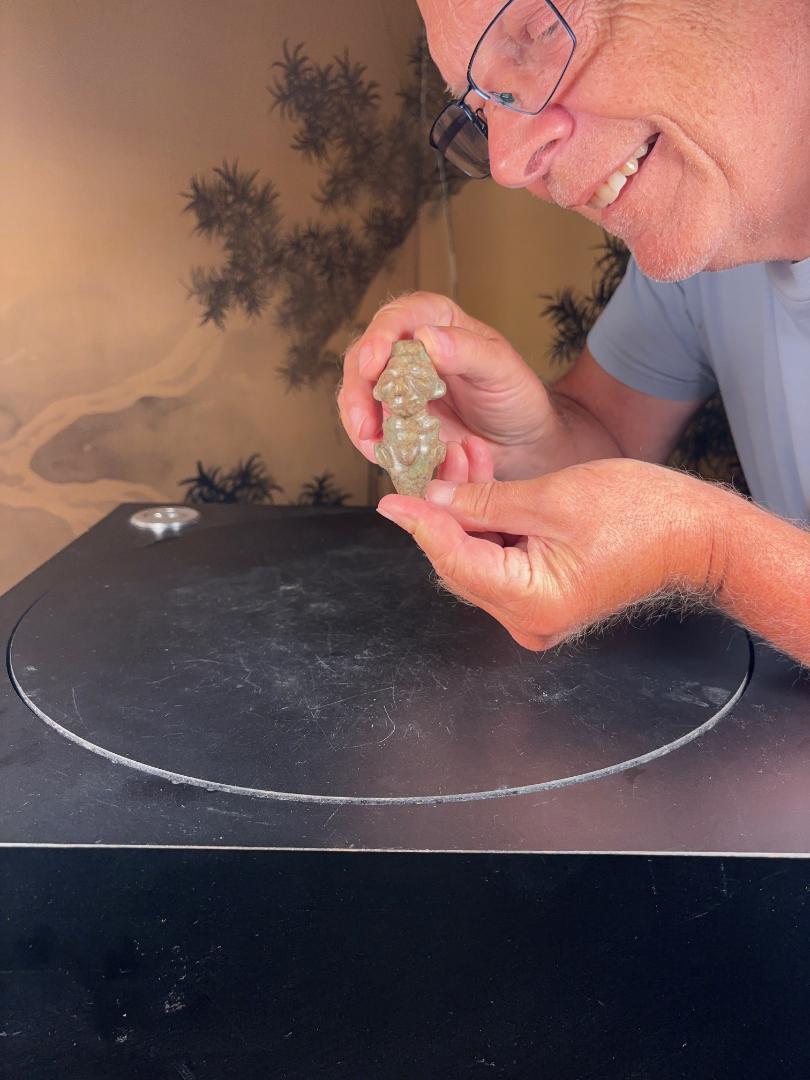 Hispaniola, peuples Arawak, Indiens Taino

Il s'agit d'une sculpture d'ancêtre en jade finement sculptée à la main, façonnée comme un pendentif, provenant des peuples Arawak des îles des Grandes Antilles, en République dominicaine. Il s'agit d'un