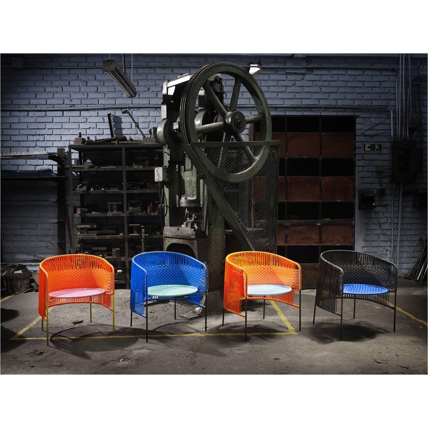 Der charmante Caribe Dining Chair ist ein farbenfrohes Design für Sitzgelegenheiten im Innen- und Außenbereich. Es ist Teil der Caribe Collection, die von Sebastian Herkner für ames entworfen wurde. Die deutsche Designerin besuchte Kolumbien
