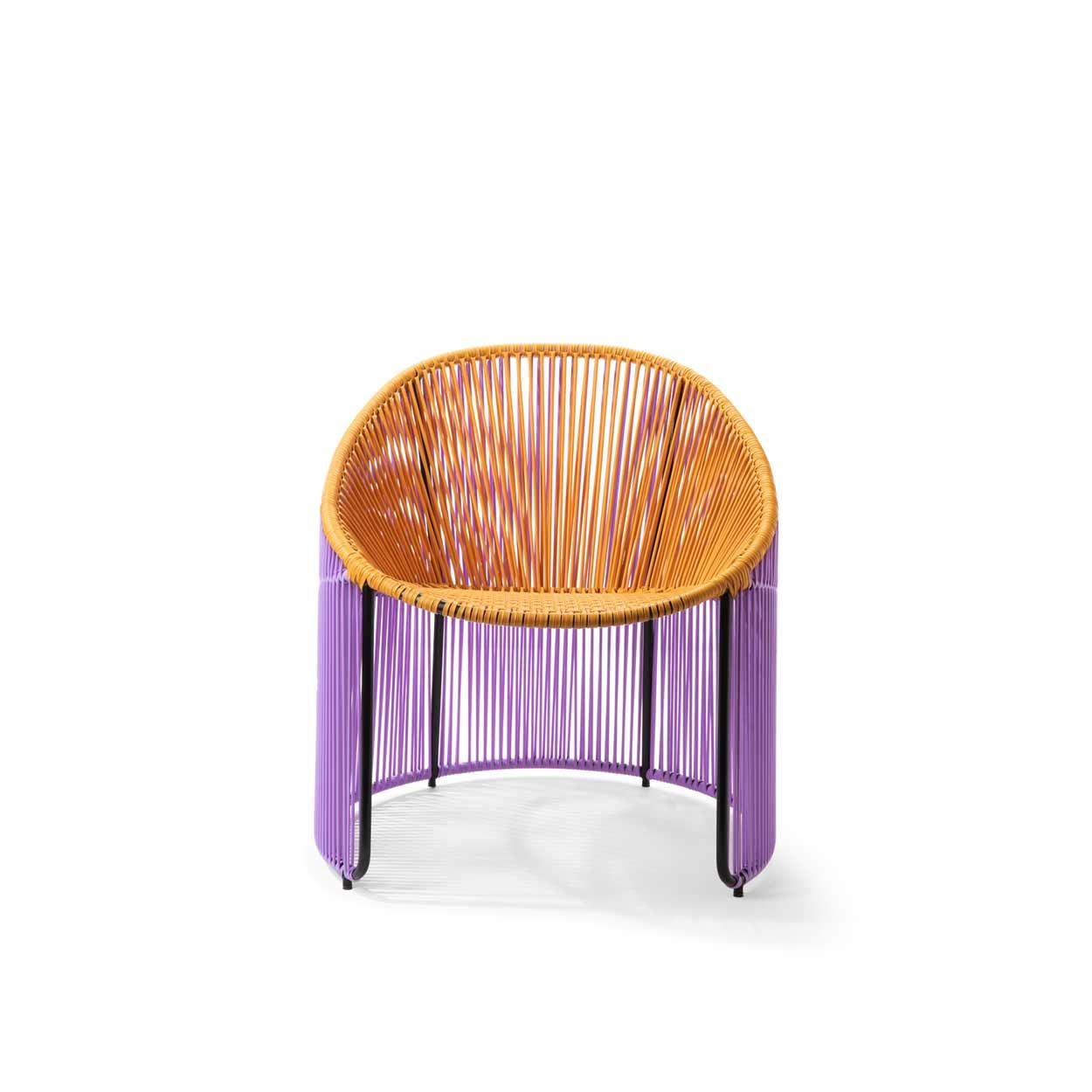 Die Farben und Formen des Cartagenas Lounge Chair sind von Sebastian Herkners Besuch in der pulsierenden kolumbianischen Küstenstadt Cartagena de Indias inspiriert. 