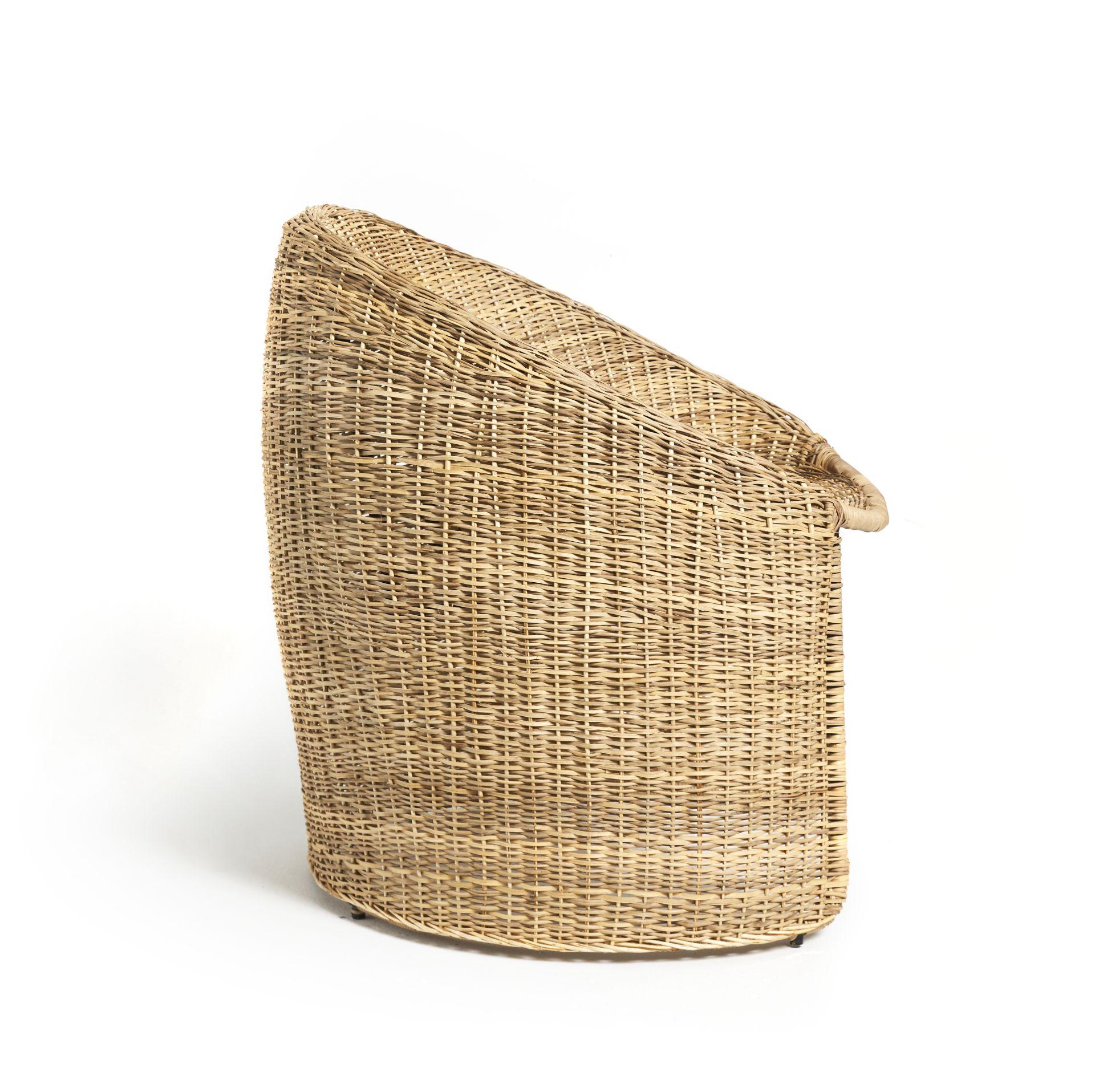 Ames introduces a new material to the popular Cartagenas furniture series from Sebastian Herkner: wicker. This natural material reinvents the chairs of the series, giving them a warm and calm presence. In Colombia, there’s a long history of using