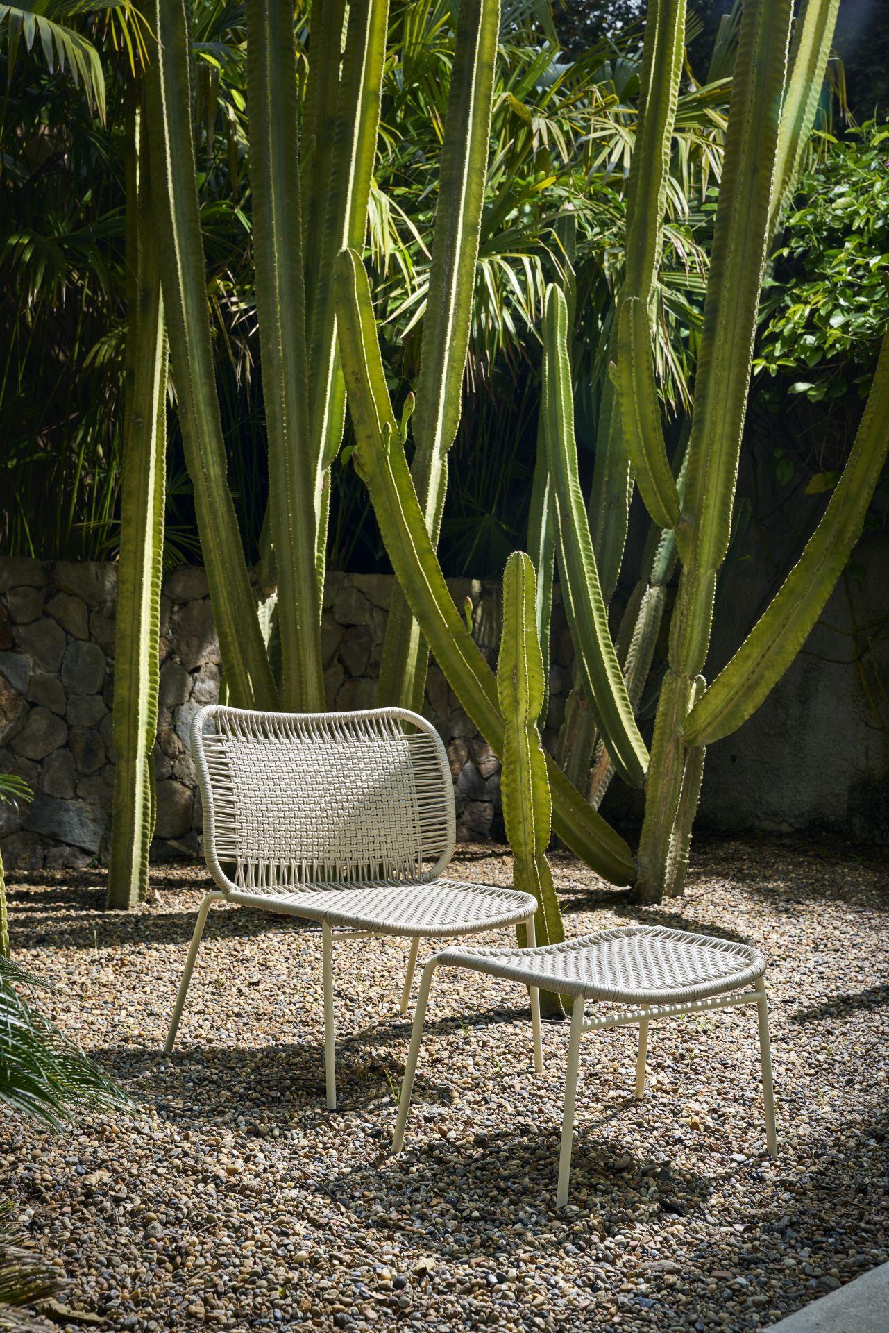 Der Cielo Lounge Chair Low ist ein leichter, vielseitiger und bequemer Entwurf von Sebastian Herkner. Er ist sowohl für den Innen- als auch für den Außenbereich geeignet und eignet sich hervorragend, um inspirierende Sitzbereiche auf einer Terrasse