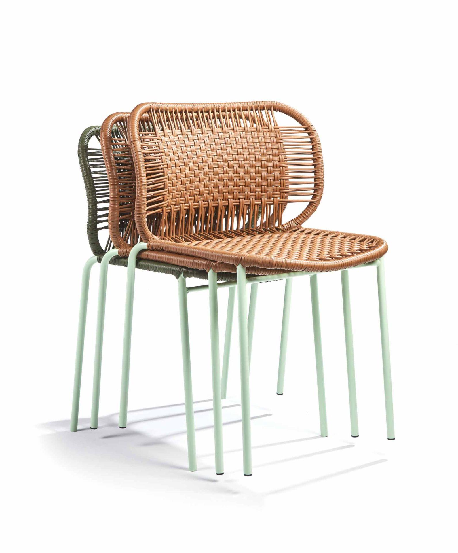La chaise empilable Cielo est un modèle léger, polyvalent et confortable conçu par Sebastian Herkner. Il est prêt à être utilisé à l'intérieur et à l'extérieur et constitue un excellent choix pour créer des arrangements de sièges inspirés sur une