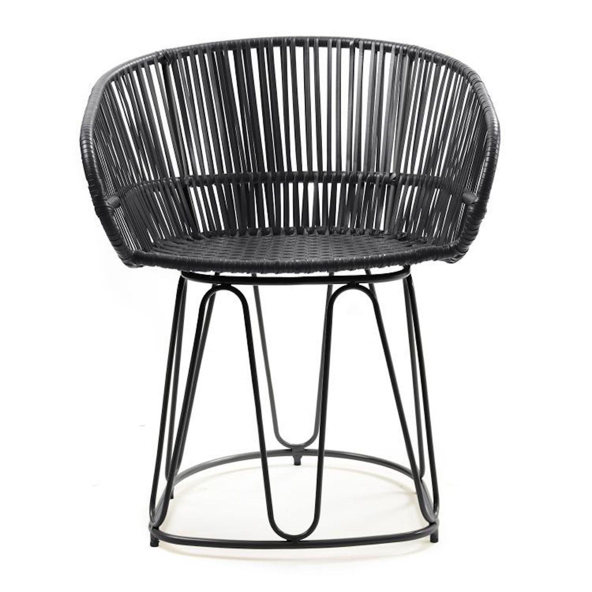 Dotée de courbes douces et d'une sangle complexe, la chaise de salle à manger Circo en cuir ajoute une touche d'élégance colorée aux espaces intérieurs. Conçue par Sebastian Herkner, cette chaise confortable et légère reflète le dynamisme et