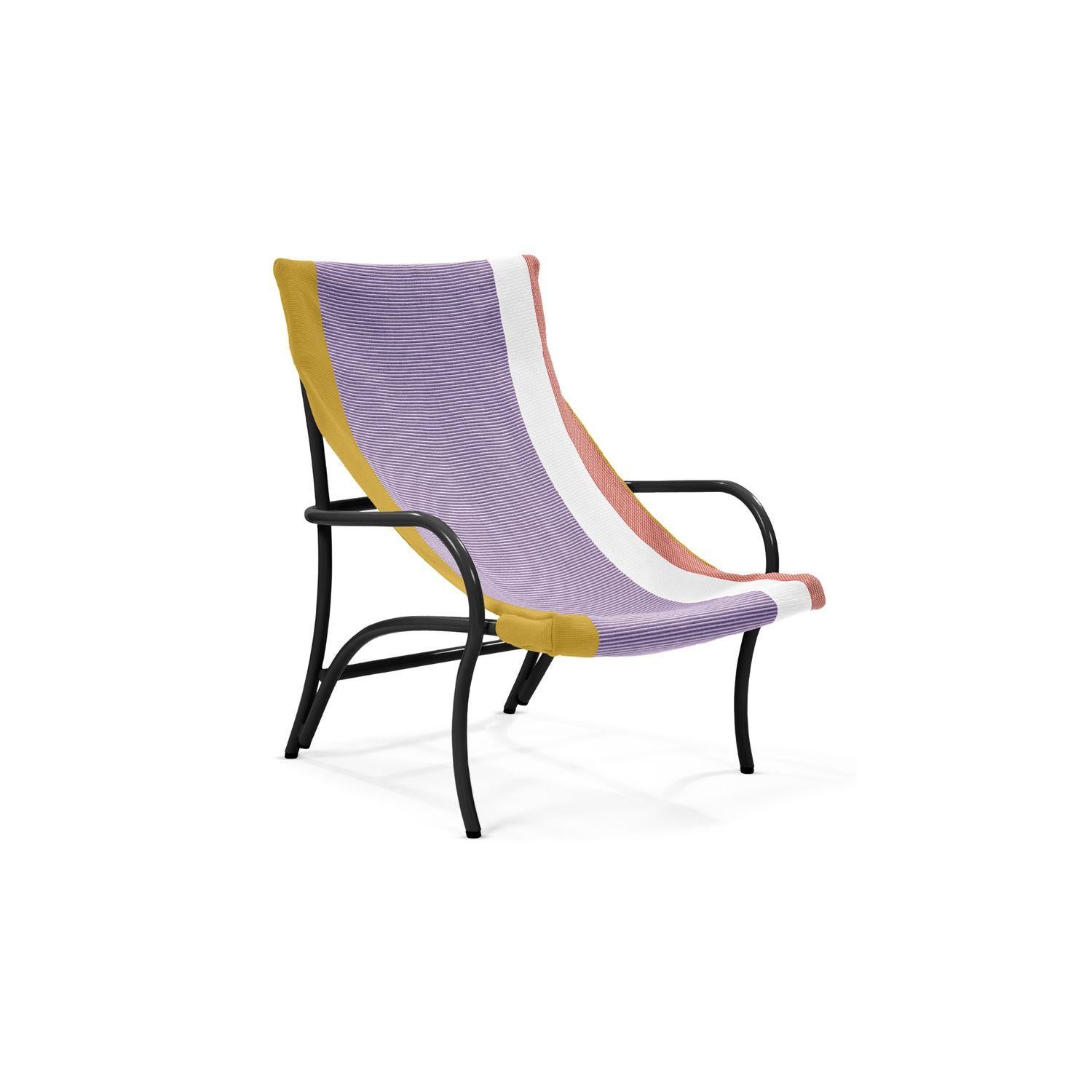 Abmessungen: bxhxd 727x885x867 mm
Mit dem Maraca Lounge Chair hat Sebastian Herkner einen charmanten Ort zum Entspannen geschaffen, inspiriert von den traditionellen kolumbianischen Hängematten. Die sanften Kurven des Stahlgestells spiegeln die