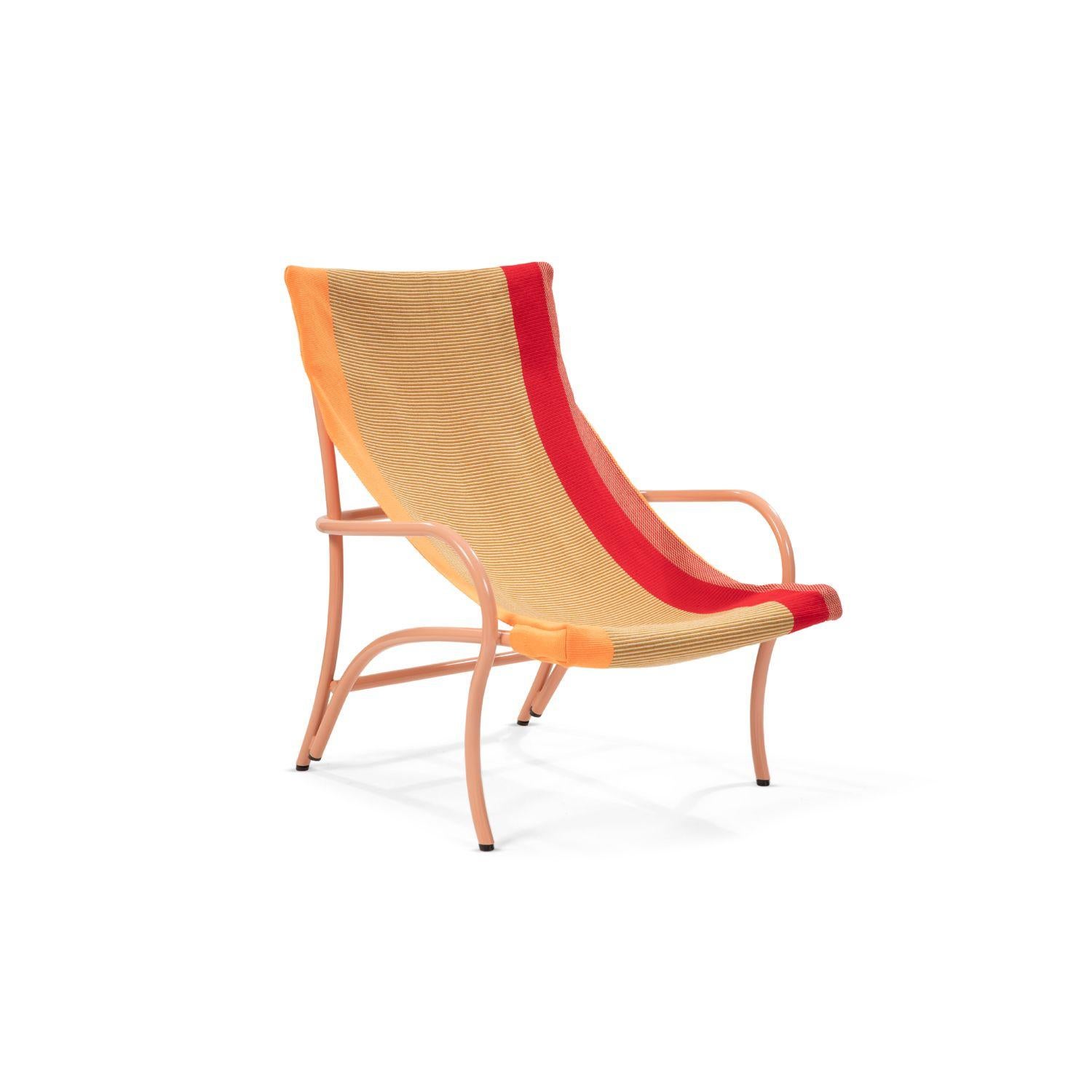 With the Maraca Lounge Chair, Sebastian Herkner has created a charming spot to relax, inspired by the traditional Colombian hammocks. The gentle curves of the steel frame mirror the bend of the seating fabric, whose pattern represents the pure joy