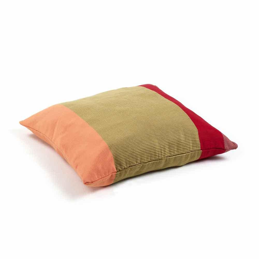 With their strong colour-blocking, the Maraca Cushions are an ode to the rich cultural heritage of the Bolívar region in Northern Colombia. In this area, the old manufacturing techniques and methods are still cherished and taught. Among these is the