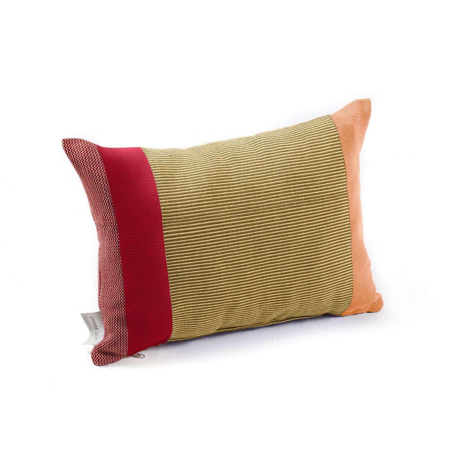 With their strong colour-blocking, the Maraca Cushions are an ode to the rich cultural heritage of the Bolívar region in Northern Colombia. In this area, the old manufacturing techniques and methods are still cherished and taught. Among these is the