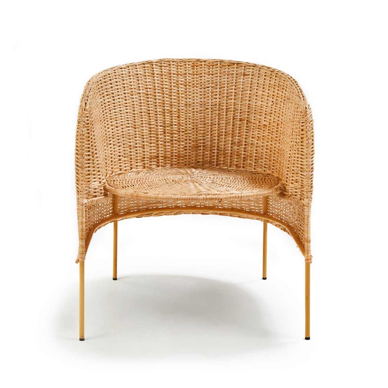 Material
Weidenruten aus Bejuco-Wurzeln. Galvanisiertes und pulverbeschichtetes Stahlrohrgestell
Der Caribe Natural Lounge Chair ist ein Entwurf von Sebastian Herkner, der sich durch ein wunderschönes Flechtwerk auszeichnet. Die Form des Stuhls ist