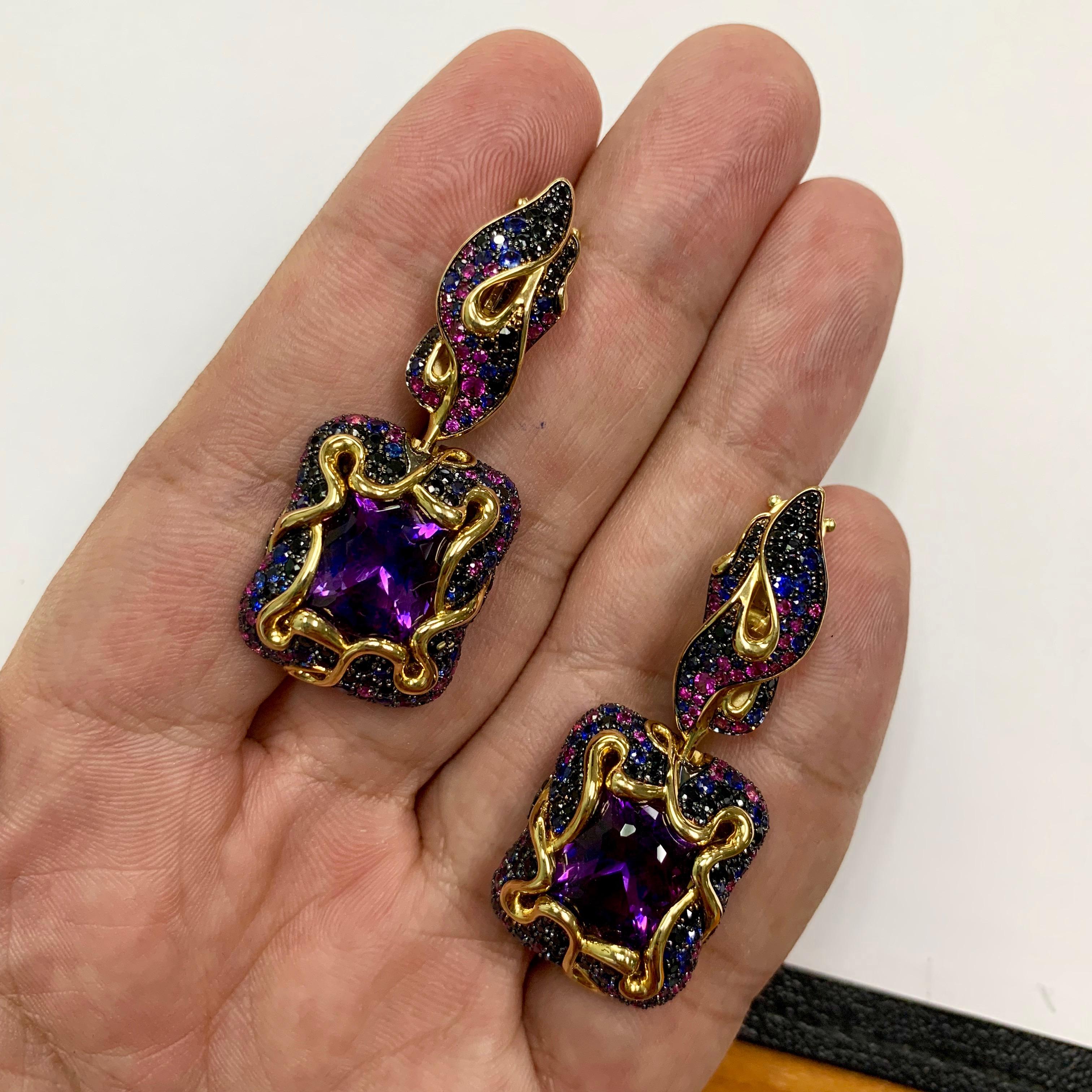 Contemporary Amethyst 10.14 Carat Pink Blue Black Sapphire 18 Karat Yellow Gold Earrings For Sale