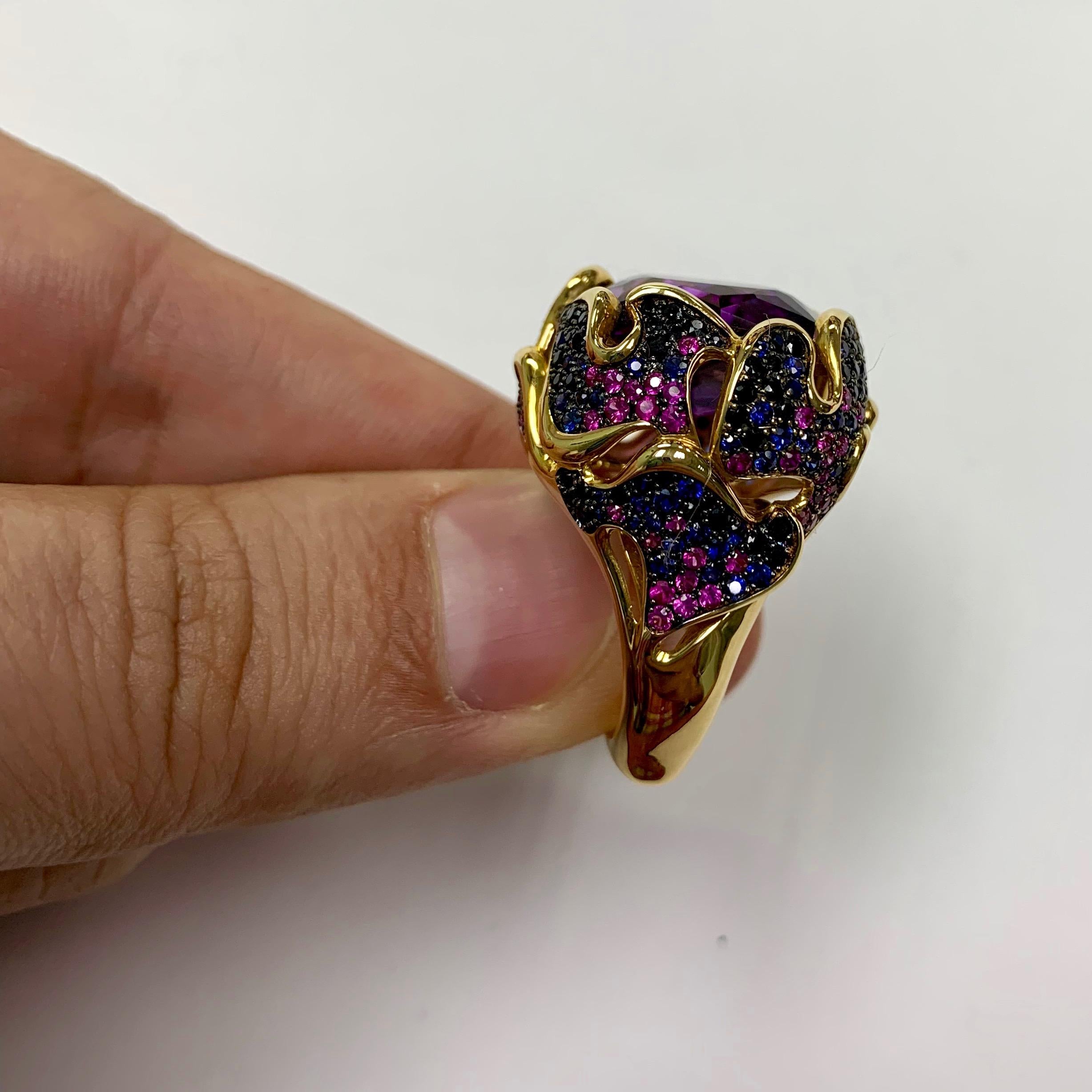 18 Karat Gelbgold Ring mit Amethyst 11,87 Karat rosa, blauer und schwarzer Saphir (Kissenschliff) im Angebot