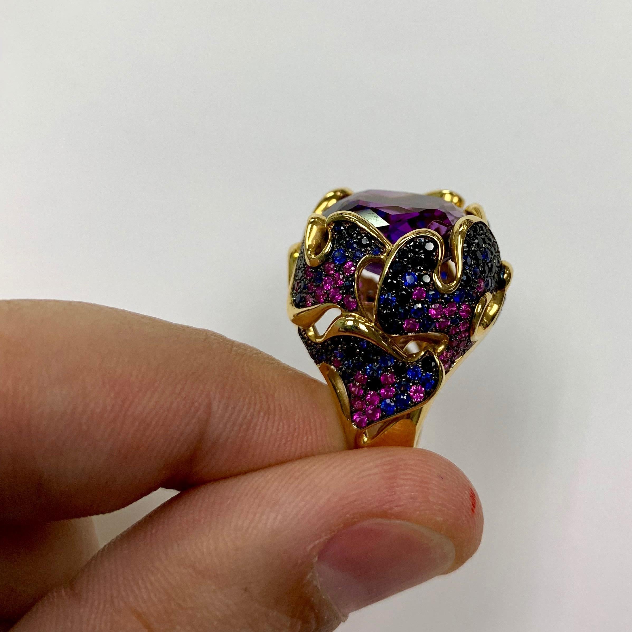 18 Karat Gelbgold Ring mit Amethyst 11,87 Karat rosa, blauer und schwarzer Saphir Damen im Angebot