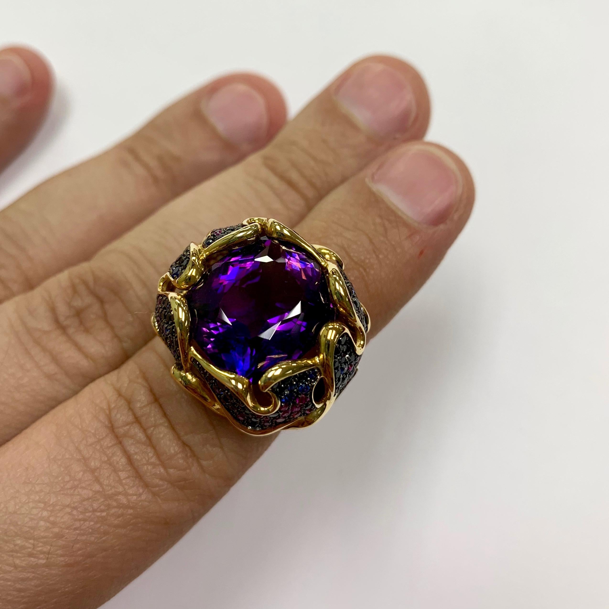 Women's Amethyst 11.87 Carat Pink Blue Black Sapphire 18 Karat Yellow Gold Ring For Sale
