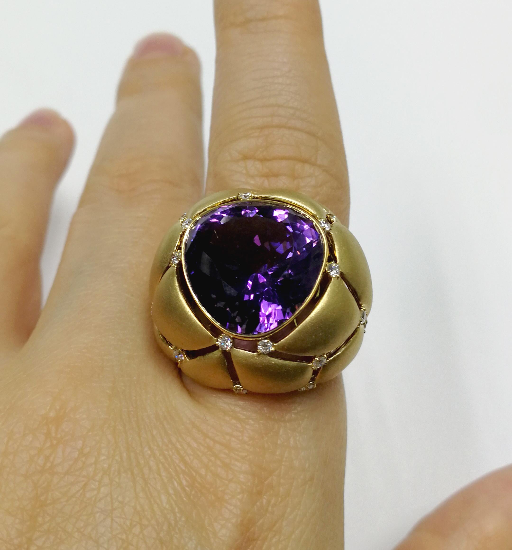 Women's Amethyst 12.09 Carat White Diamonds 18 Karat Yellow Gold Ring