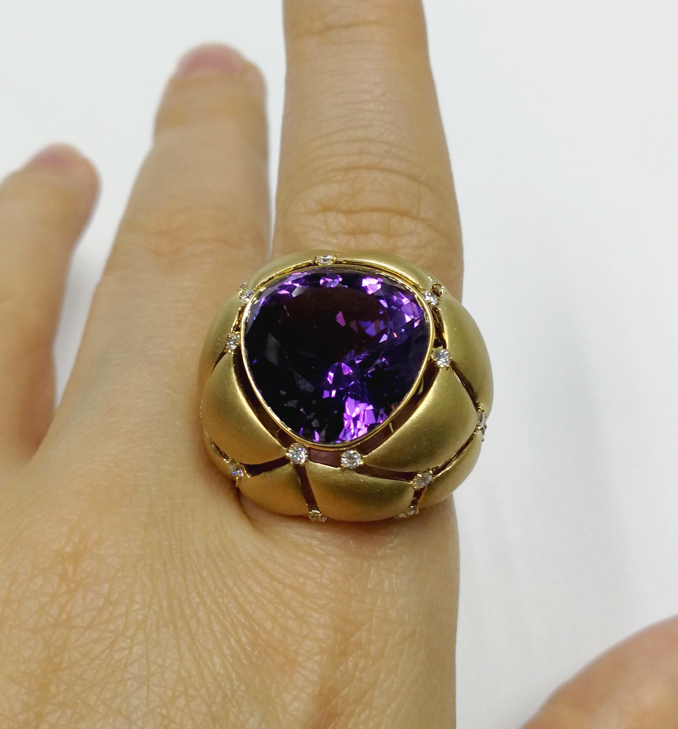 Women's Amethyst 12.09 Carat White Diamonds 18 Karat Yellow Gold Ring For Sale