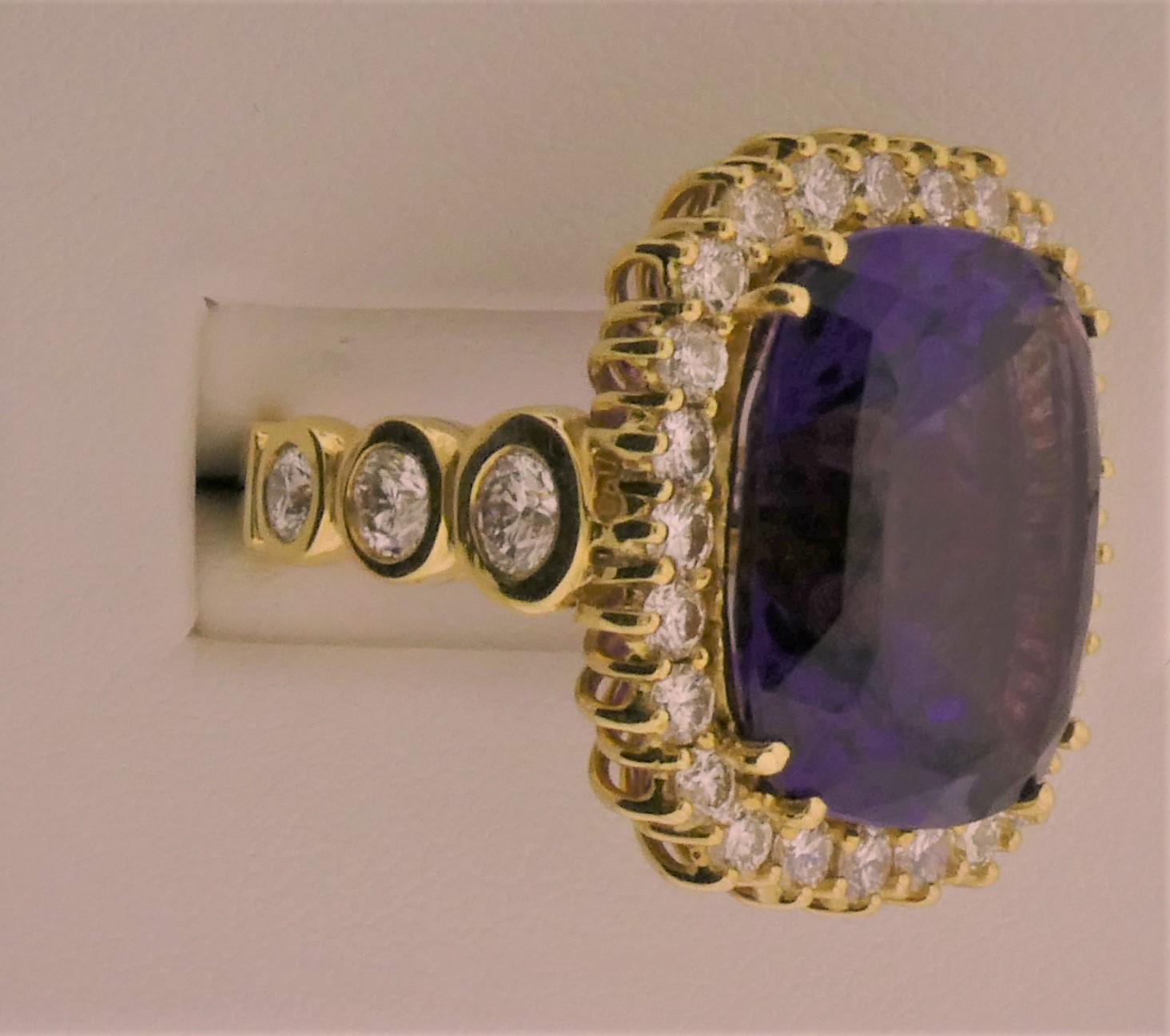 Amethyst '16.12 Cts', Diamond '33=2.86 Cts', 18K Yellow Gold Ring In New Condition For Sale In West Palm Beach, FL