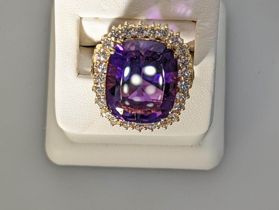 Women's Amethyst '16.12 Cts', Diamond '33=2.86 Cts', 18K Yellow Gold Ring For Sale