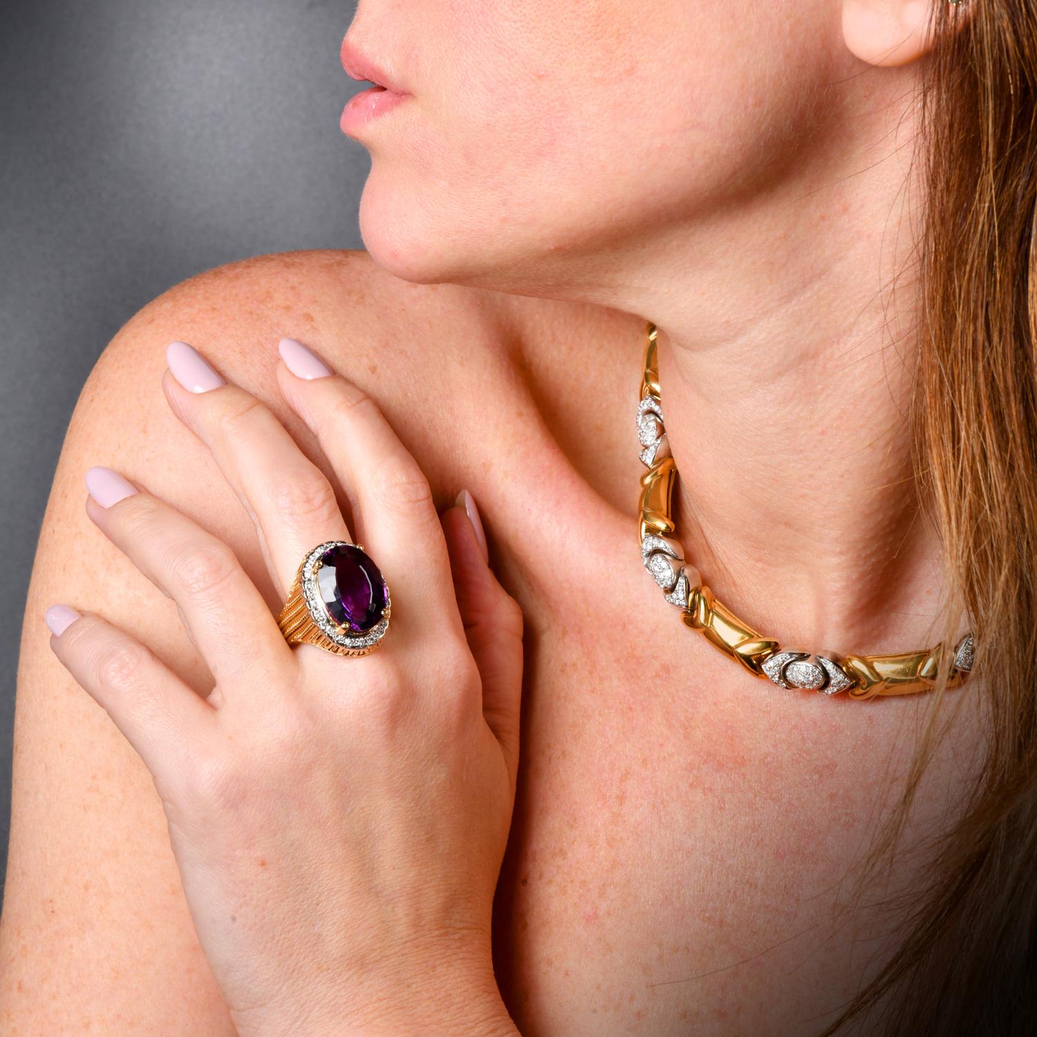 Anillo de cóctel de la finca, con una cautivadora amatista ovalada de gran tamaño en su corazón, que pesa aproximadamente 16,20 quilates.

Esta obra maestra tiene un halo de 26 diamantes naturales, con un total aproximado de 0,78 quilates,