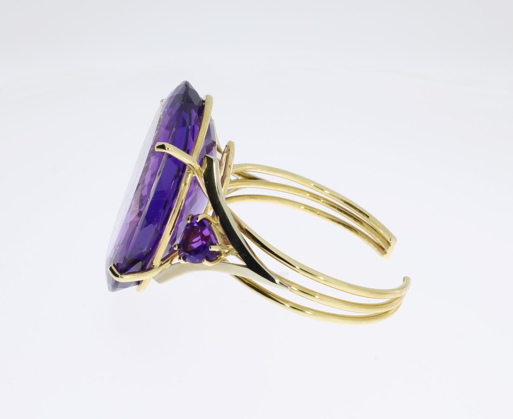 Amethyst 18 Carat Yellow Gold Bangle Bracelet In Excellent Condition For Sale In Berlin, DE
