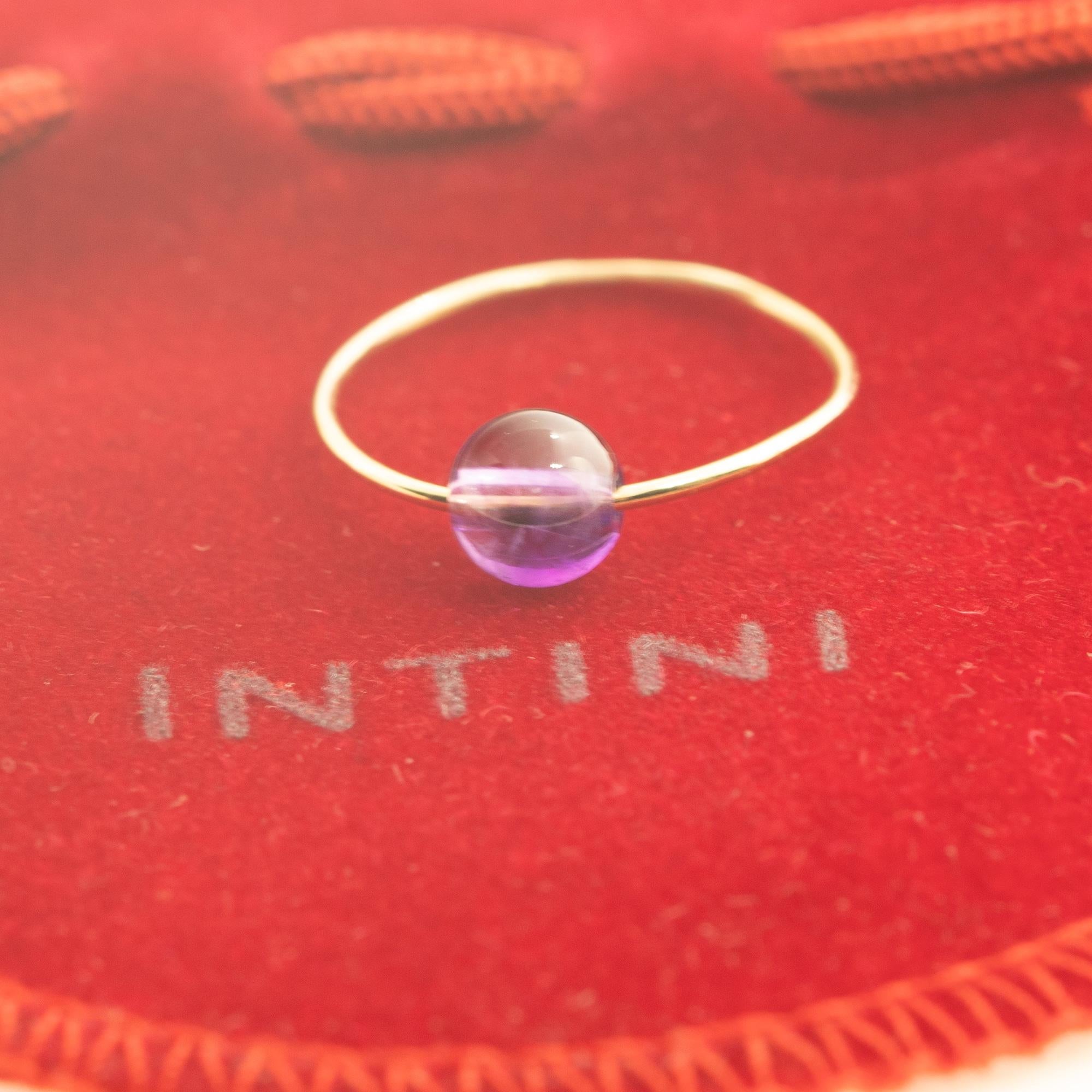 Anello Intini Jewels Earth Planet. Anello dal design contemporaneo in oro giallo 18 carati.  Passione e intensità mescolate in un unico gioiello. Deliziati con un design forte e minimalista, per un look chic e sorprendente. Questo design stravagante