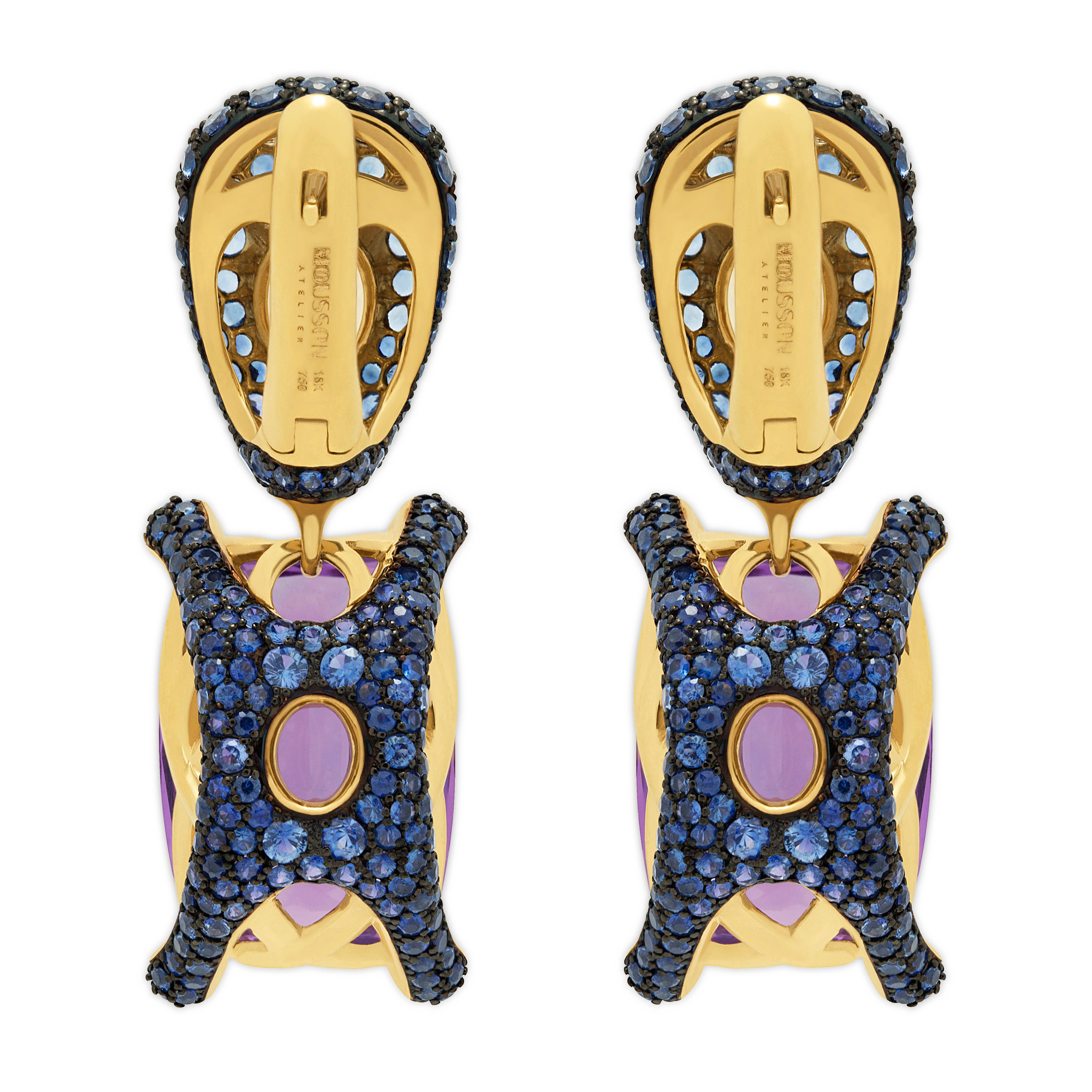 Amethyst 18,50 Karat Blaue Saphire 18 Karat Gelbgold Ohrringe
Zwei Amethyste mit 18,50 Karat und 536 blaue Saphire mit einem Gewicht von 4,98 Karat sind auf einem mit schwarzem Rhodium ausgekleideten 18 Karat Gold montiert. Er zeigt ein fesselndes