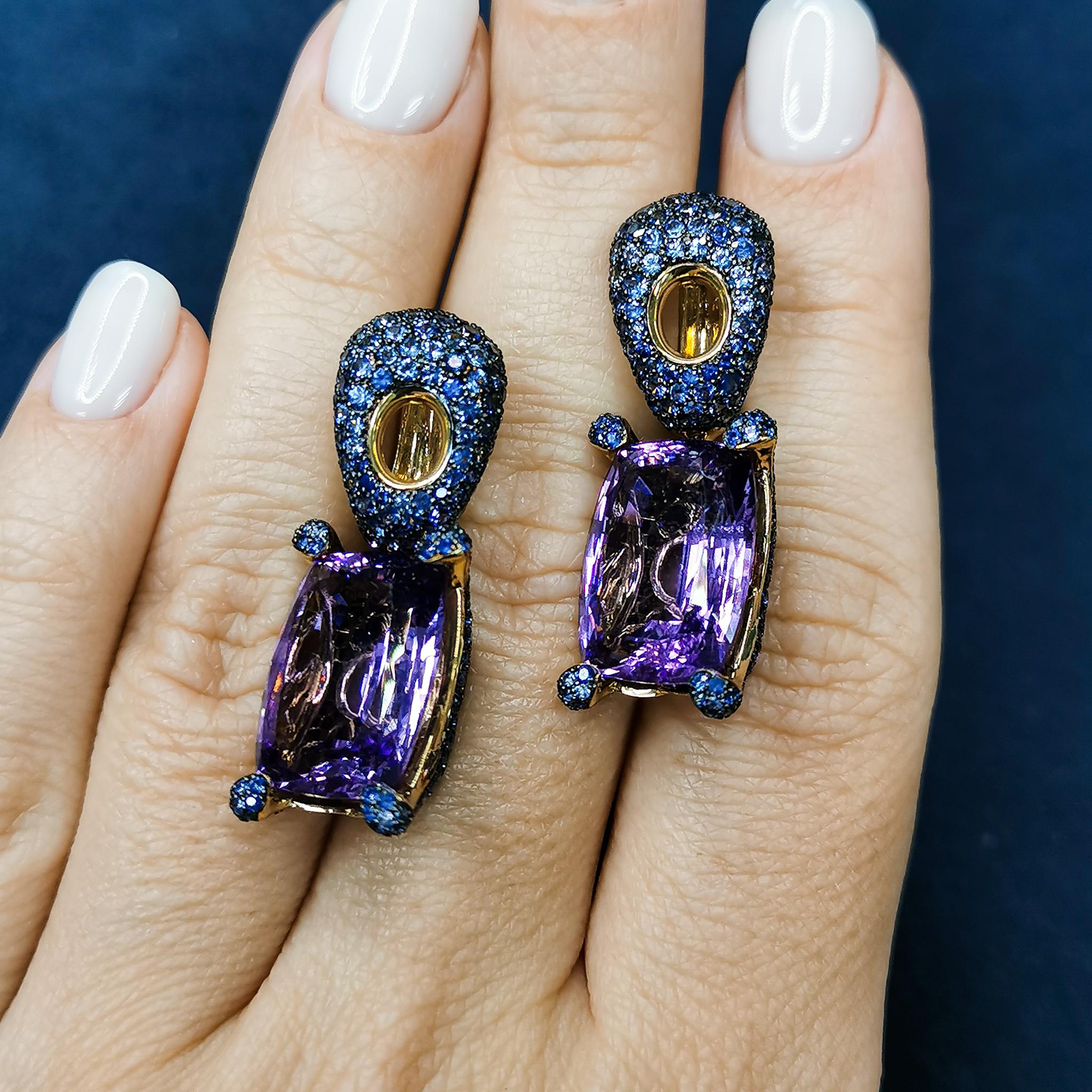 Contemporary Amethyst 18.50 Carat Blue Sapphires 18 Karat Yellow Gold Earrings For Sale