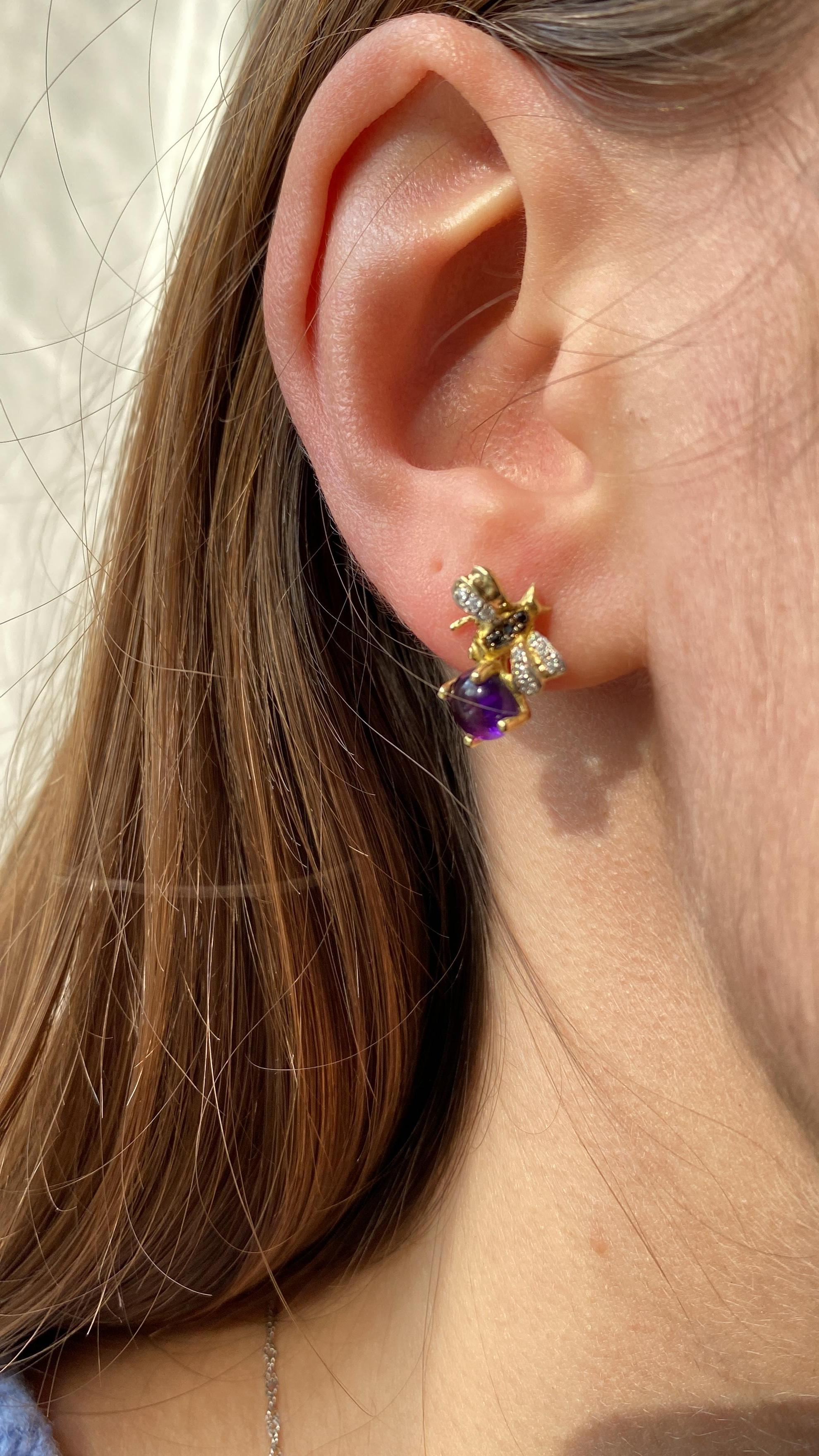 Boucles d'oreilles Bee Collection fabriquées à la main en Italie en or jaune 18 carats, avec 0,16 diamant blanc et noir et 2,20 carats d'améthyste.  Prêt à être expédié.
Portées sur le lobe, les boucles d'oreilles petite abeille peuvent être