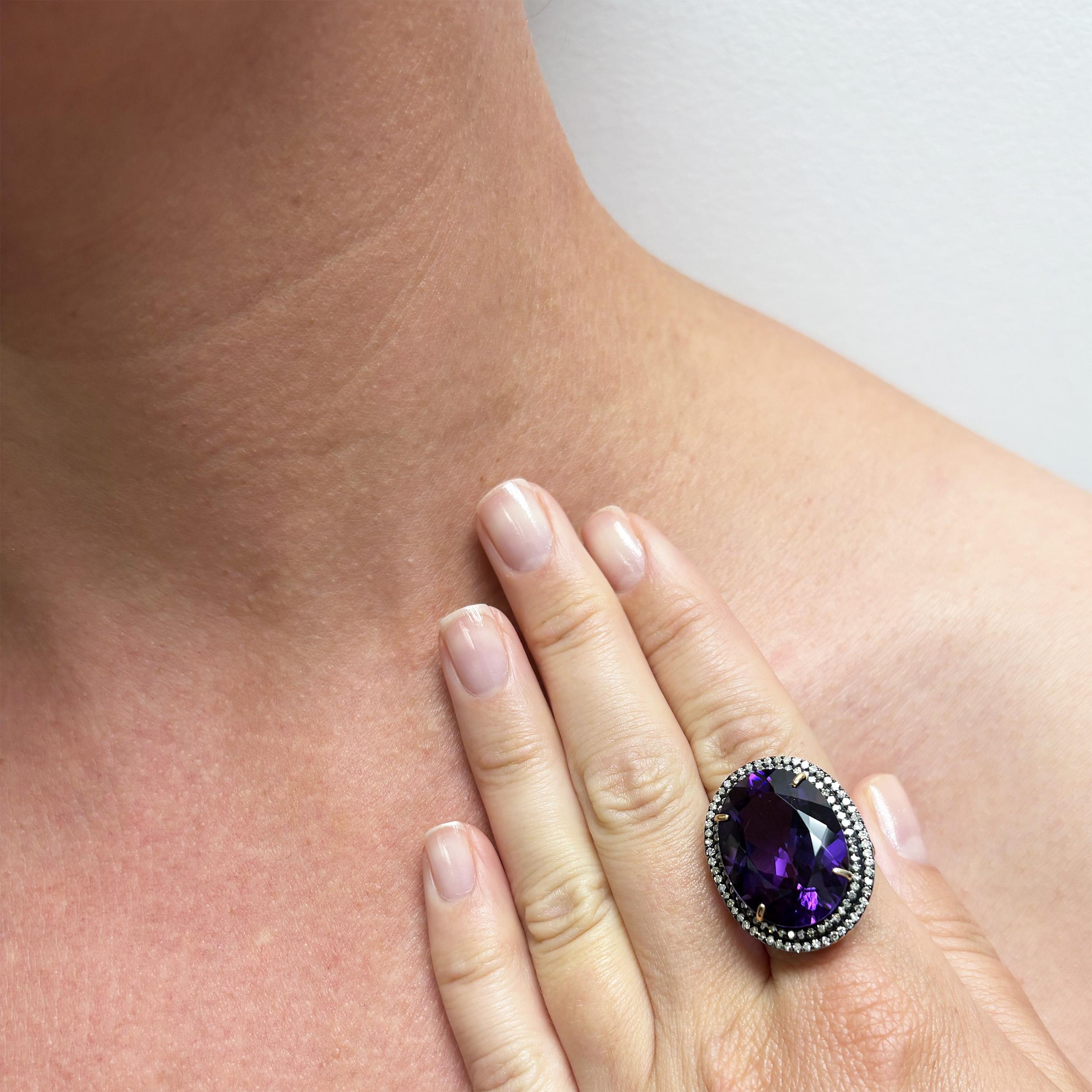 Descrizione
Grande e bellissimo anello con ametista e pavé di diamanti.
Articolo # R113
Guarda il bracciale e gli orecchini abbinati, vedi ultima foto.
Titolo del bracciale: 