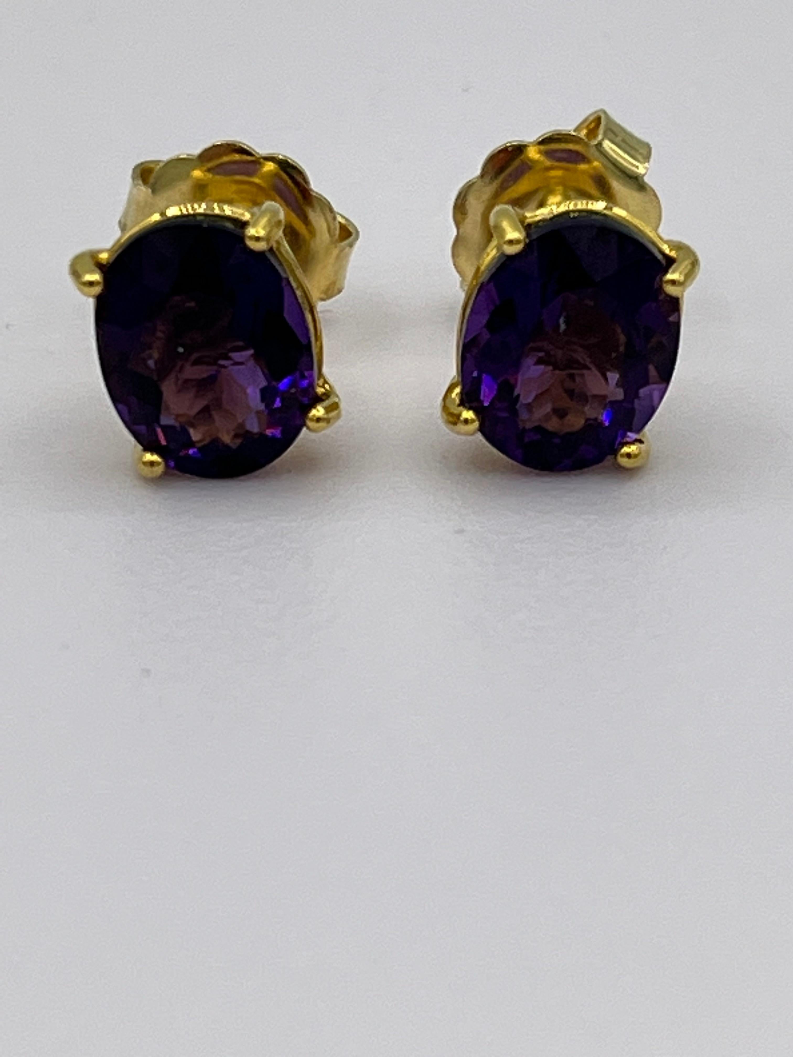 Women's or Men's Amethyst 2 carat earring stud For Sale