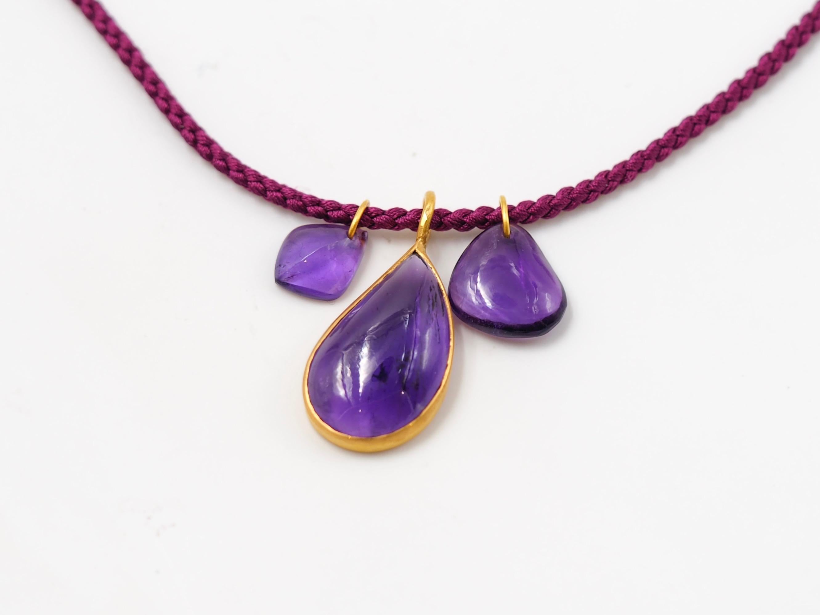 Halskette mit Anhänger aus 22 Karat Gold mit Amethyst (Zeitgenössisch) im Angebot