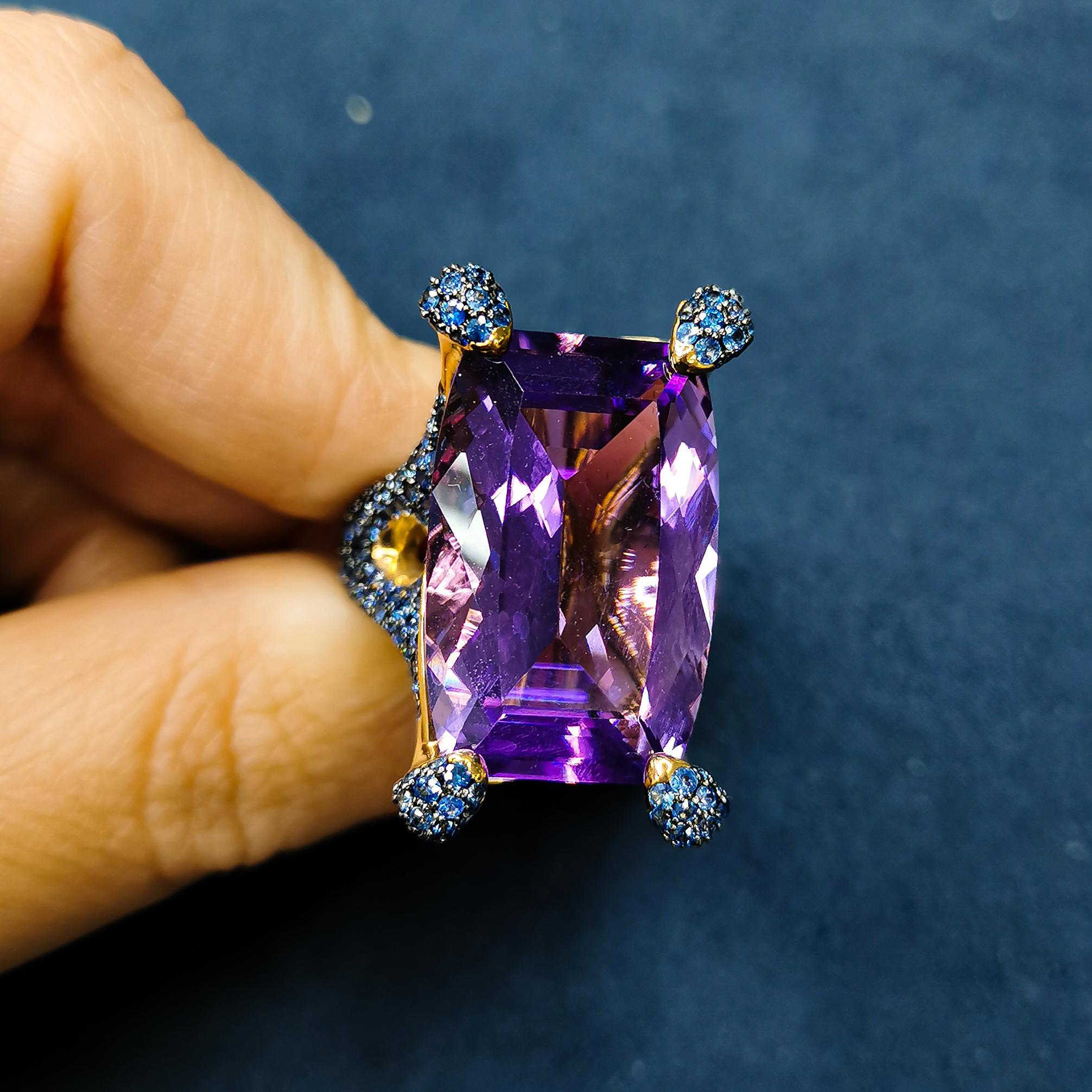 Contemporary Amethyst 22.06 Carat Blue Sapphires 18 Karat Yellow Gold Ring For Sale