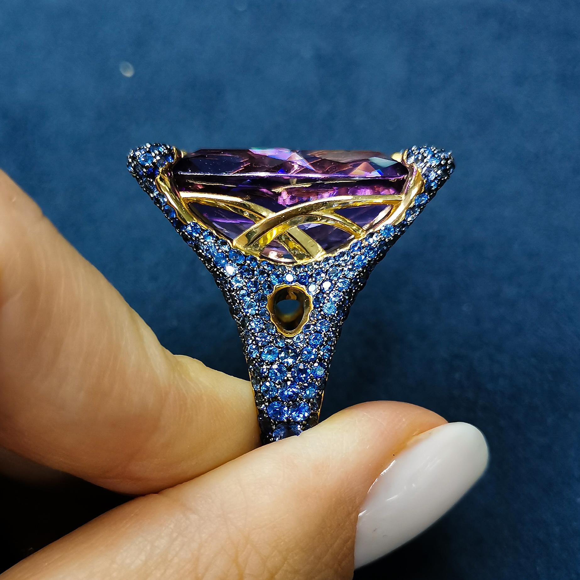 Cushion Cut Amethyst 22.06 Carat Blue Sapphires 18 Karat Yellow Gold Ring For Sale