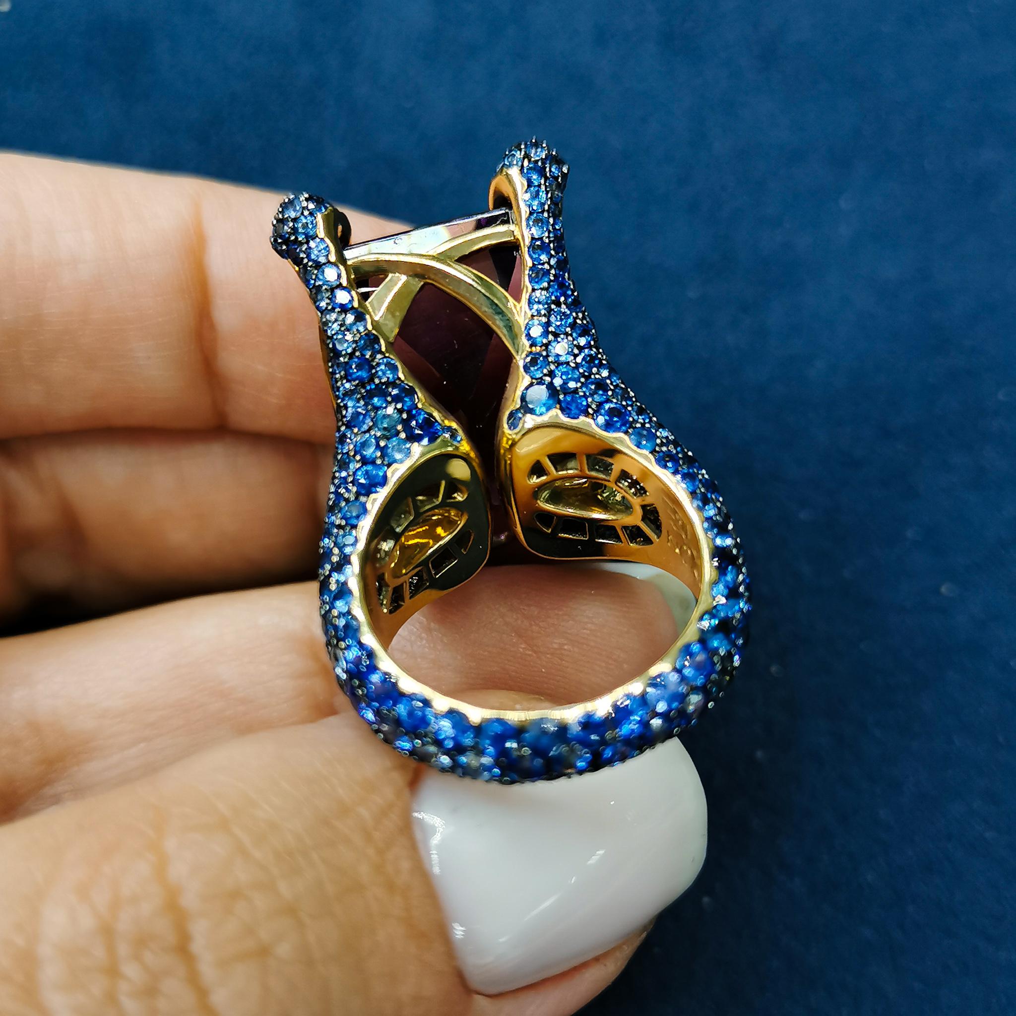 Women's Amethyst 22.06 Carat Blue Sapphires 18 Karat Yellow Gold Ring For Sale