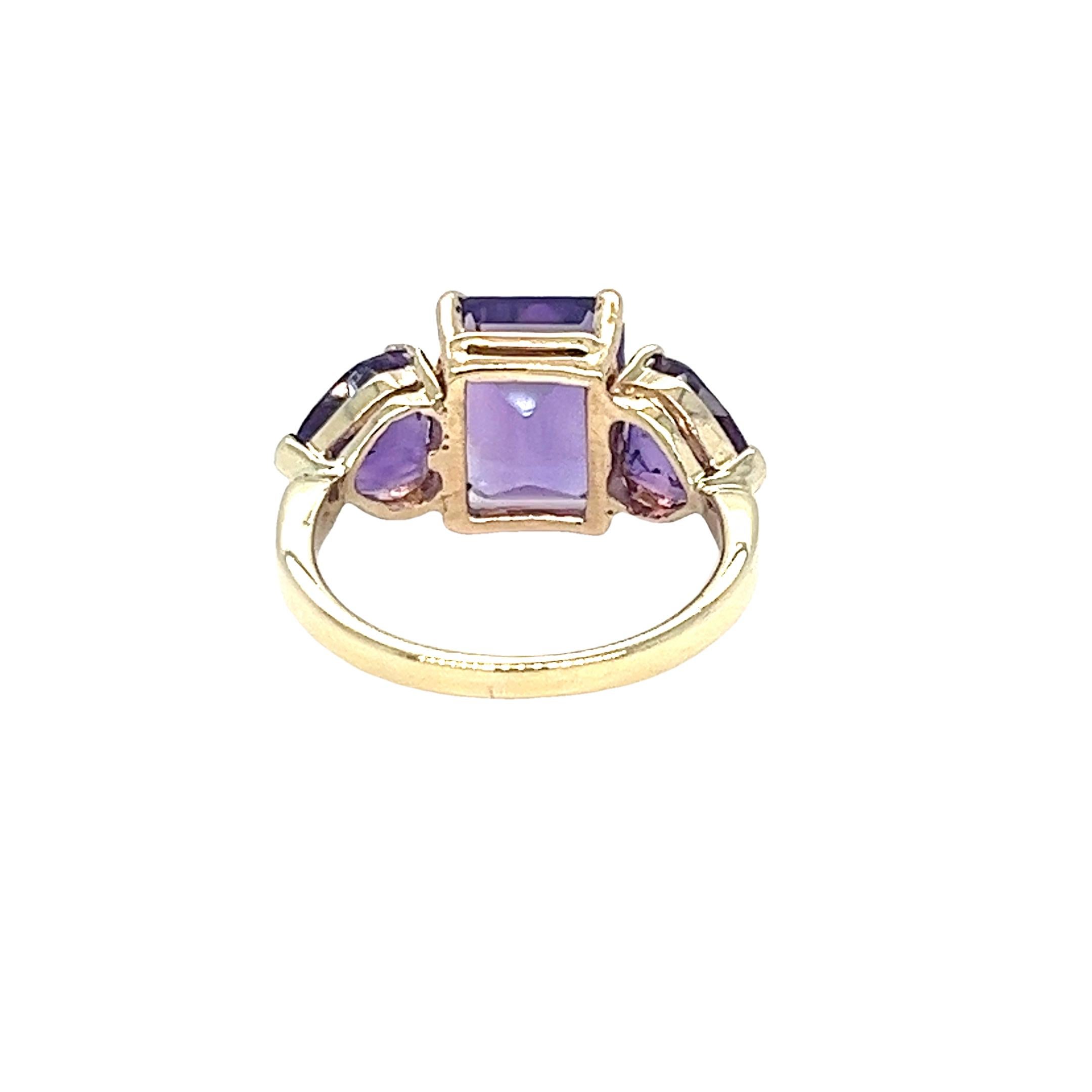 Amethyst 3 Stone Cocktail Ring in Yellow Gold In Good Condition For Sale In Coral Gables, FL