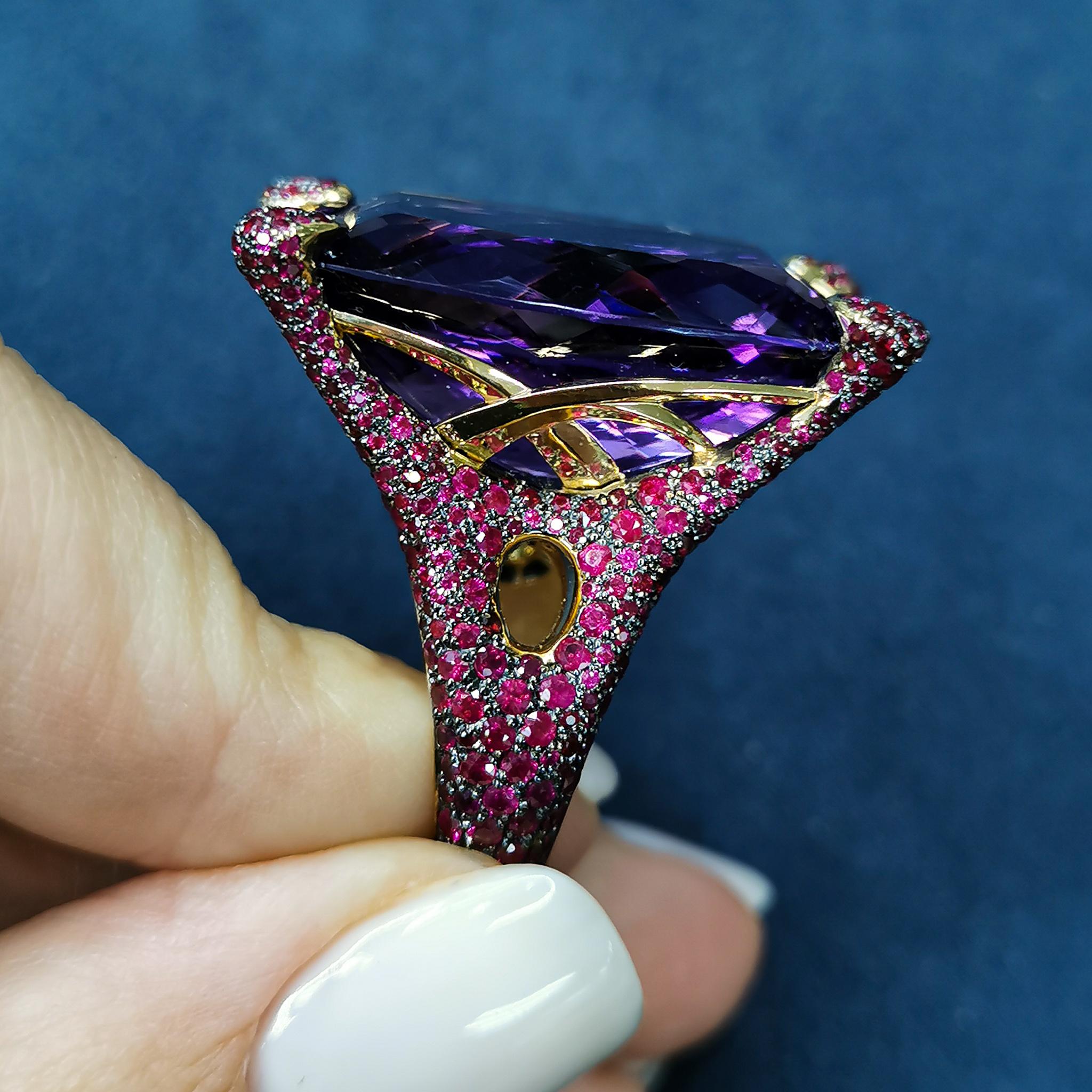 Contemporary Amethyst 36.85 Carat Ruby 18 Karat Yellow Gold Ring For Sale