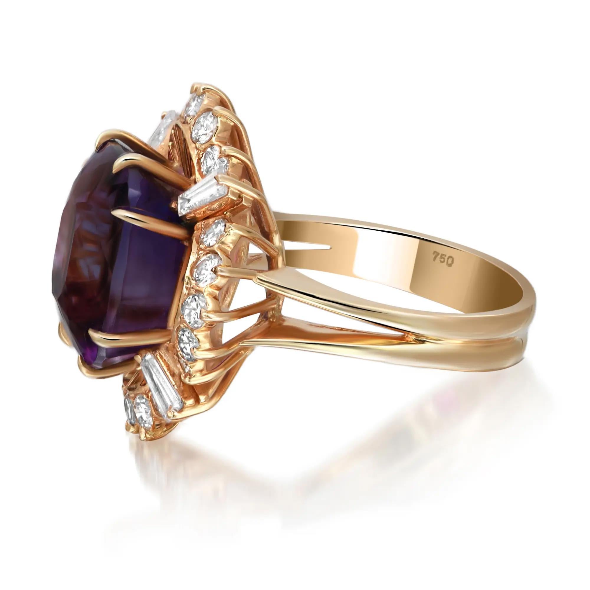 Cette magnifique bague cocktail en améthyste est réalisée en or jaune 18 carats. Elle présente des diamants baguettes et ronds de taille brillant en orbite autour de l'améthyste de taille coussin incrustée en serti clos. Poids total des améthystes :