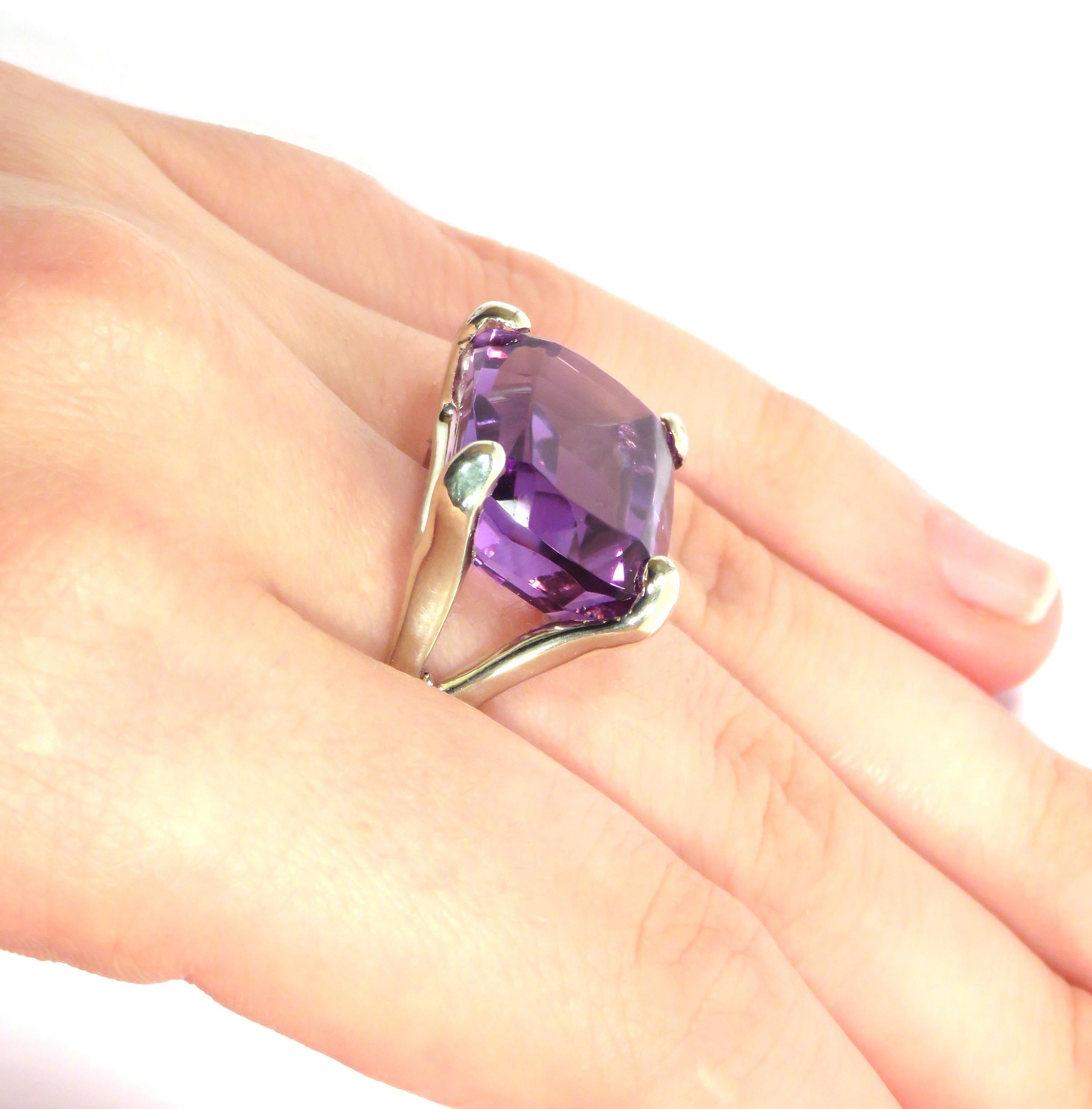 Cocktail ring in 9 karat white gold with a natural rectangle-cut amethyst. US finger size is 7 1/4, French size 55, Italian size 15, the ring can be resized to the customer's size before shipment. It is marked with the Italian Gold Mark 375 and